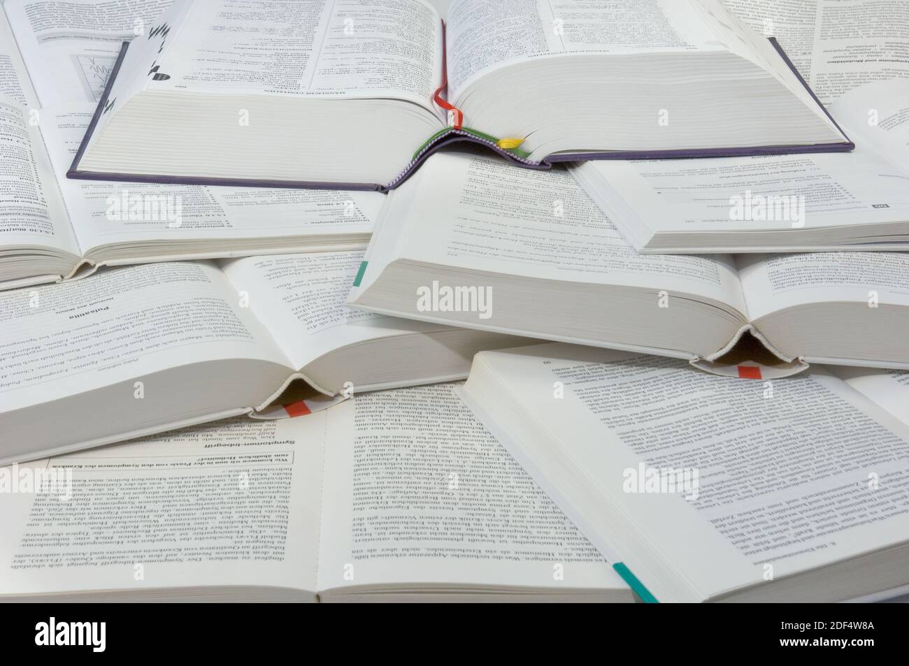 Aufgeschlagene Lehrbücher auf einem Haufen Stock Photo