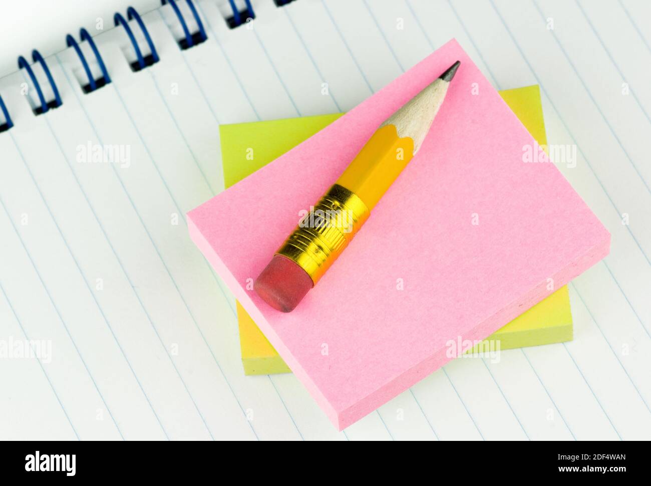Kurzer Bleistift mit Notizblöcken Stock Photo