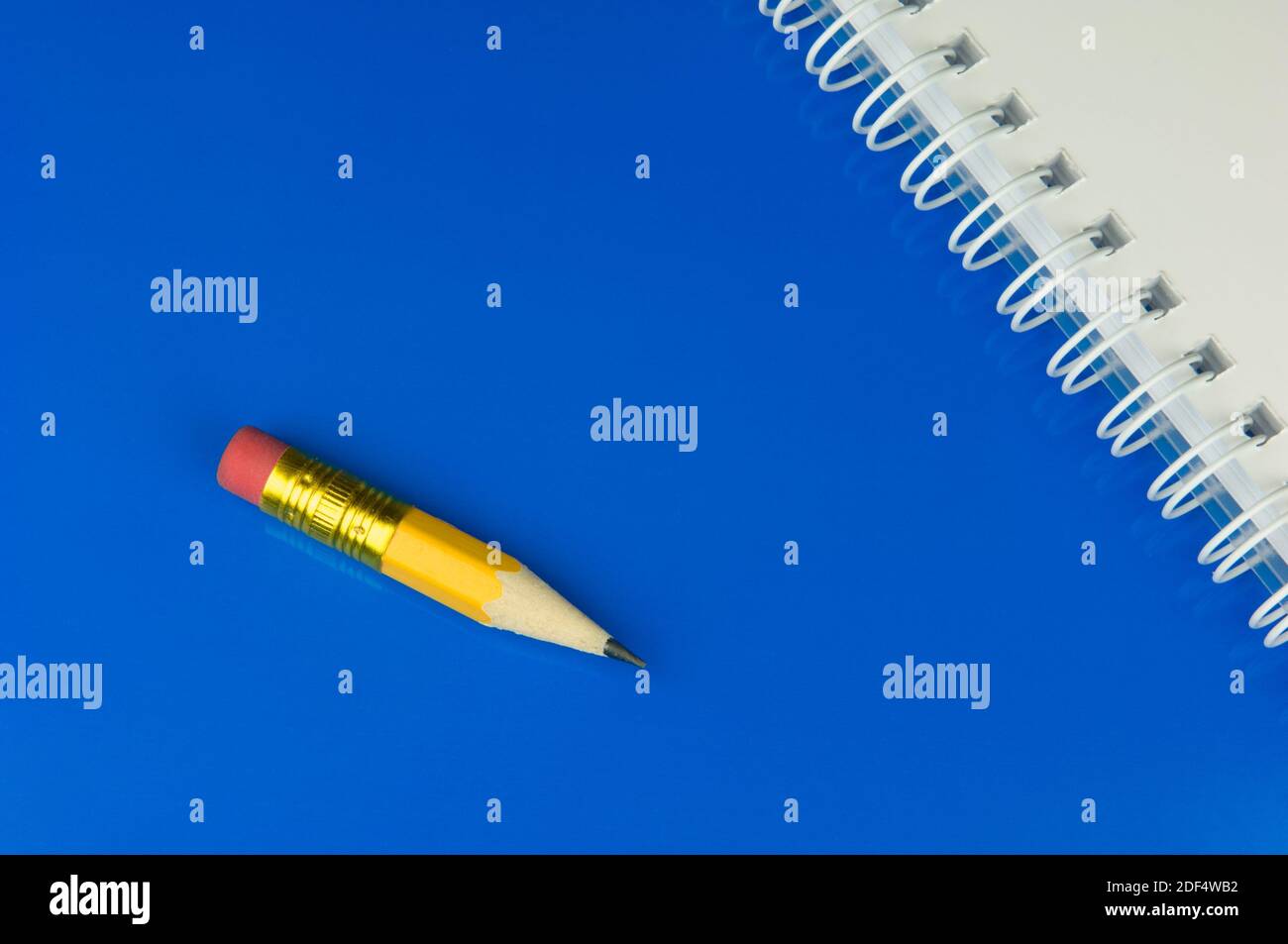 Kurzer Bleistift mit Notizblock Stock Photo