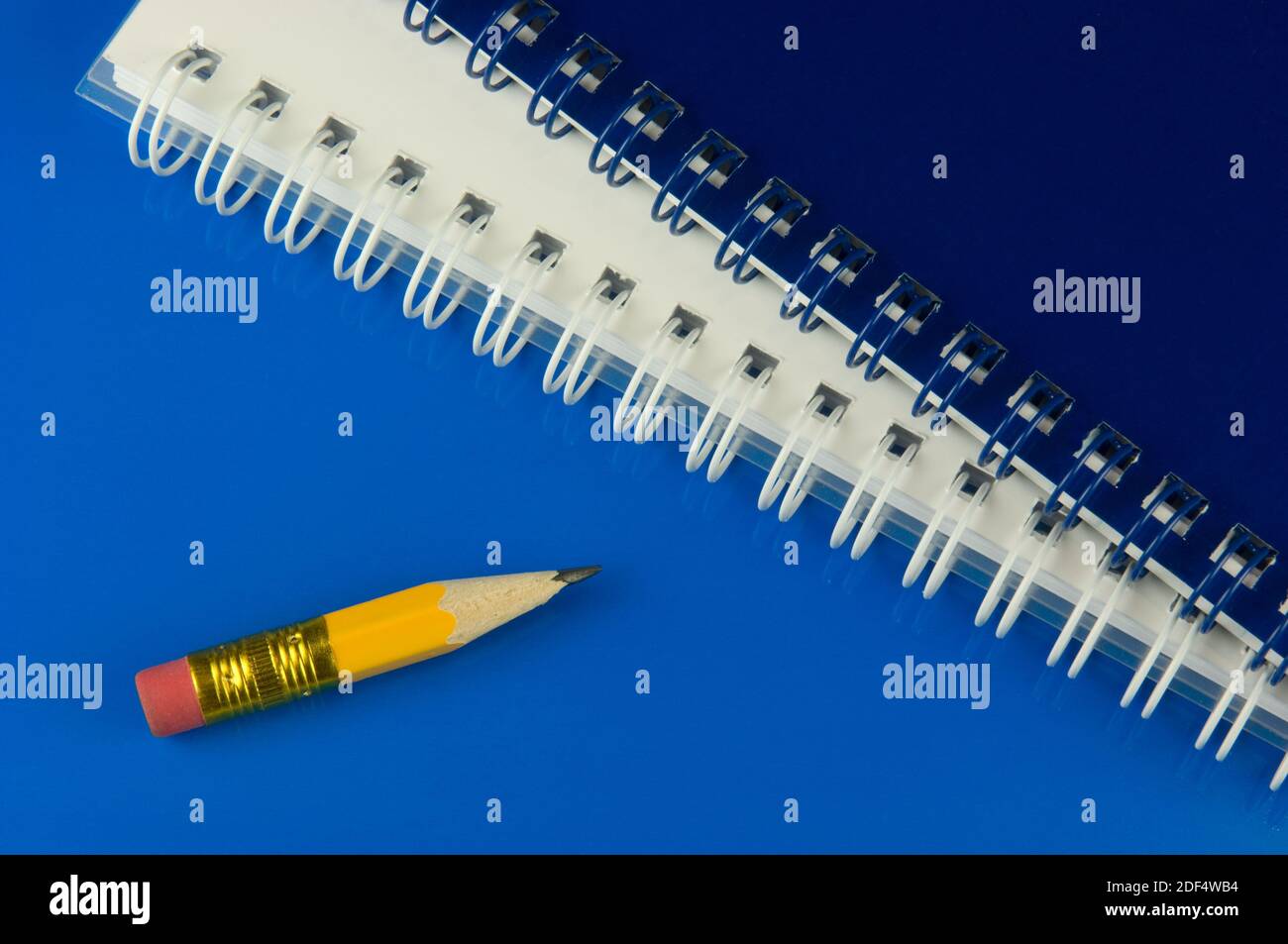Kurzer Bleistift mit Notizblöcken Stock Photo