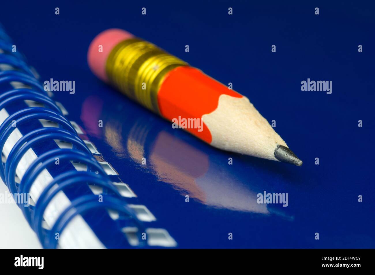 Kurzer Bleistift mit Notizblock Stock Photo
