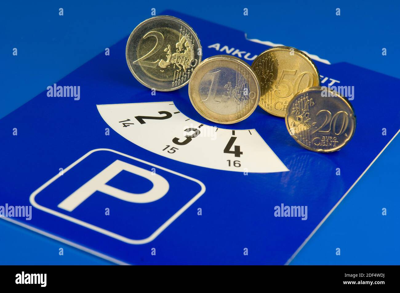 Parkscheibe mit verschiedenen Euro- und Centmünzen Stock Photo