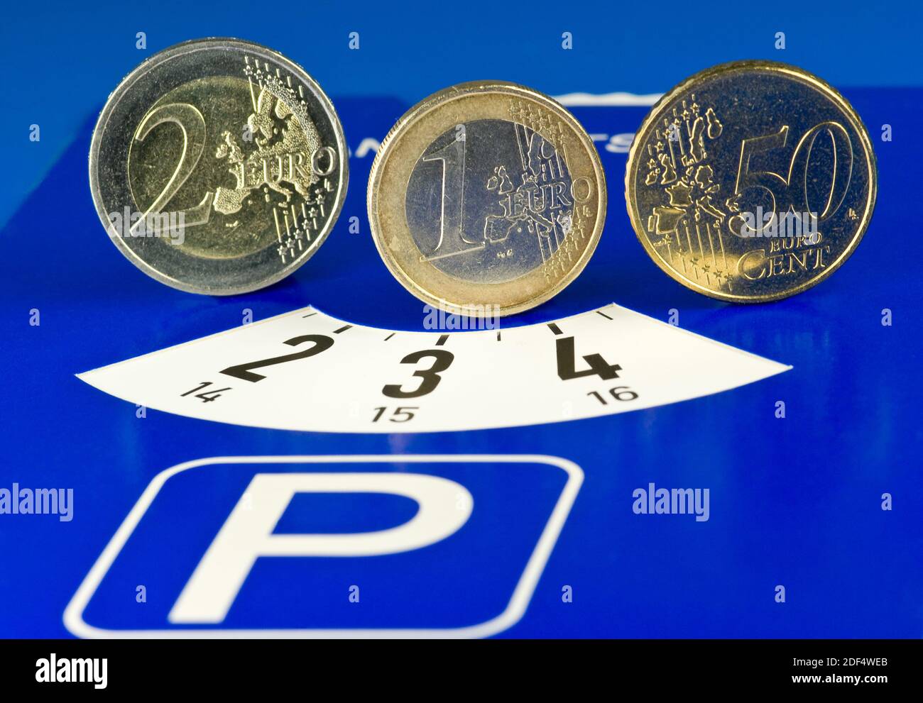 Parkscheibe mit verschiedenen Euro- und Centmünzen Stock Photo