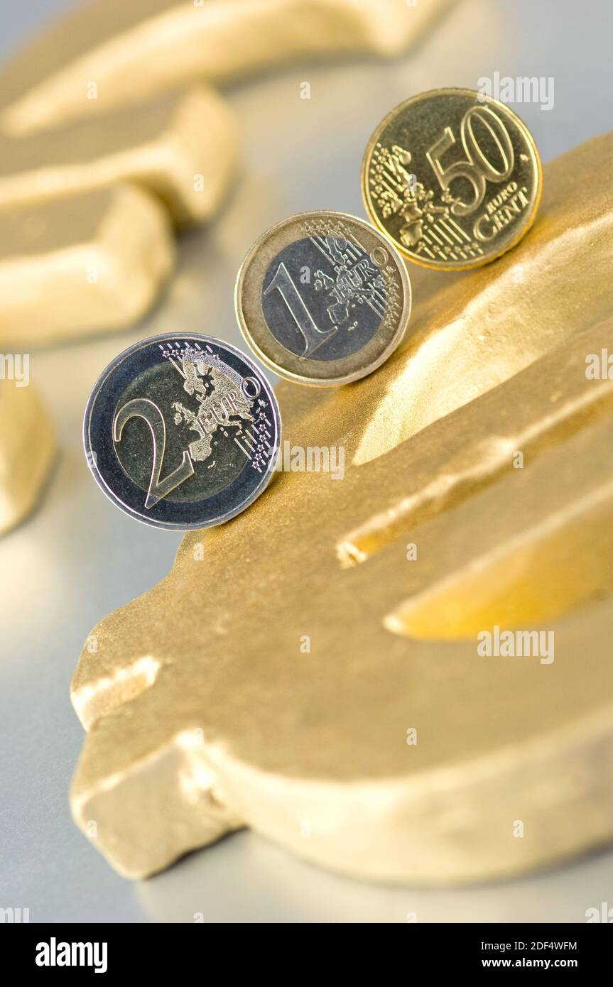 Euromünzen auf Eurozeichen Stock Photo