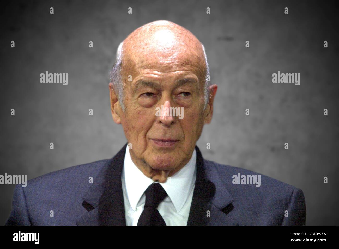 Aachen, Deutschland. 03rd Dec, 2020. PHOTOMONTAGE: Valery GISCARD D'ESTAING has died at the age of 94. Archive photo: Valery GISCARD D'ESTAING, FRA, politician, former French state president, here at the international Charlemagne Prize in Aachen, May 29, 2003. | usage worldwide Credit: dpa/Alamy Live News Stock Photo