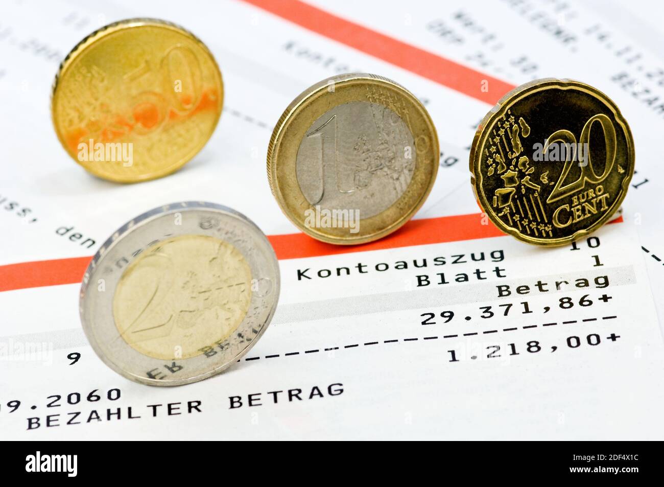 Euromünzen auf Kontoauszug mit Habensaldo Stock Photo