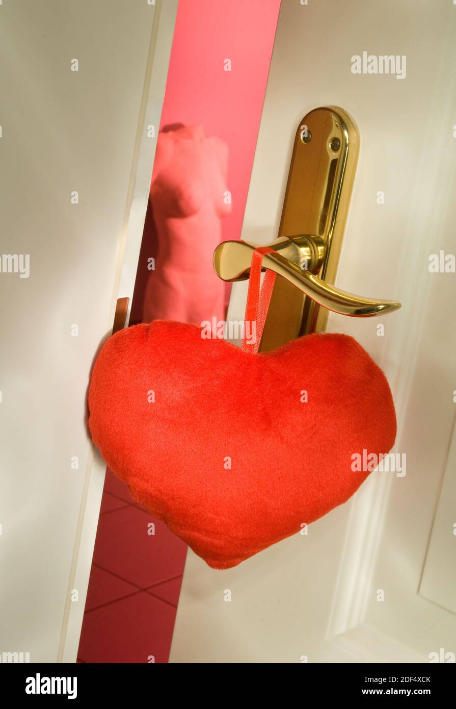 Ein rotes Herz hängt an einer Bordelltür Stock Photo