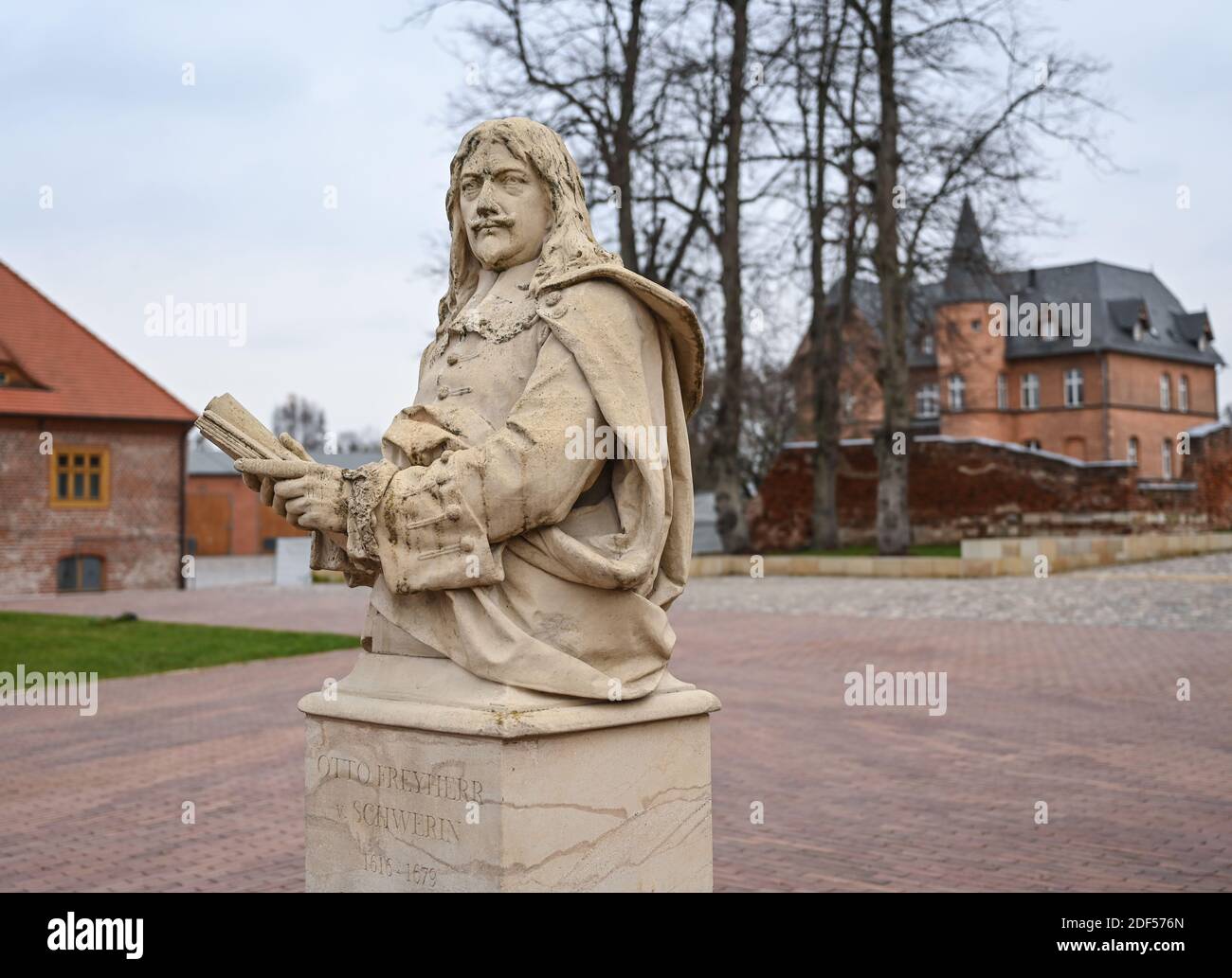 01 December 2020, Brandenburg, Altlandsberg: A sandstone bust of Otto Freyherr von Schwerin (1616 - 1679) can be seen on the grounds of the former Hohenzollern castle. The fact that a Hohenzollern castle once stood in Altlandsberg was not known even to some of the locals for a long time. In the meantime, the renovated, listed castle ensemble has become a popular excursion destination, this year awarded the Brandenburg Tourism Prize. Photo: Patrick Pleul/dpa-Zentralbild/ZB Stock Photo