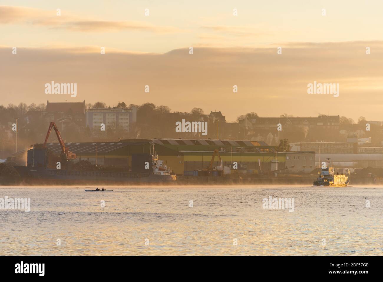 Kiel, Blick über die Kieler Förde auf den Ostuferhafen und die Schwentinemündung krz nach Sonnenaufgang Stock Photo