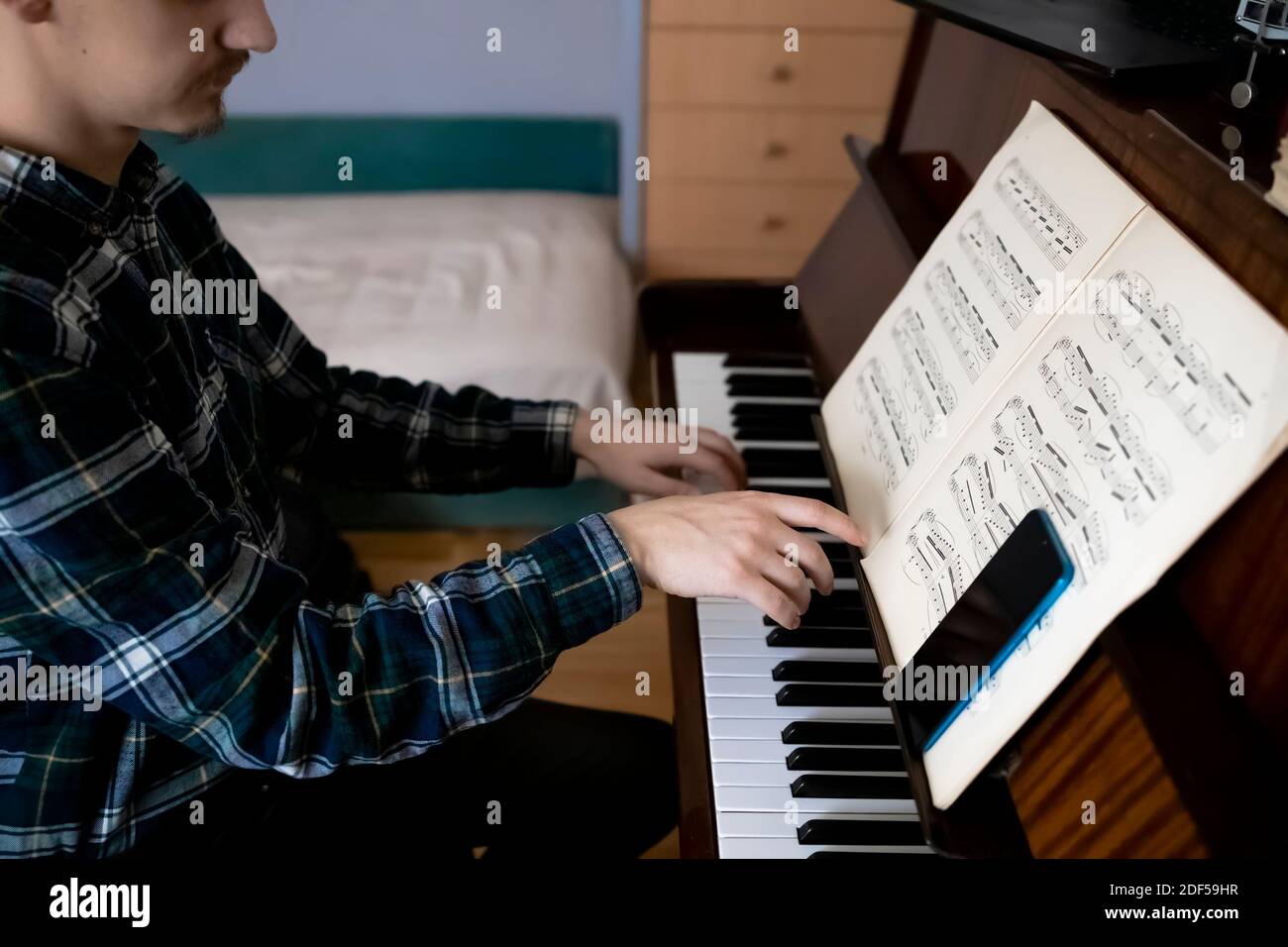 Piano lesson online hi-res stock photography and images - Alamy