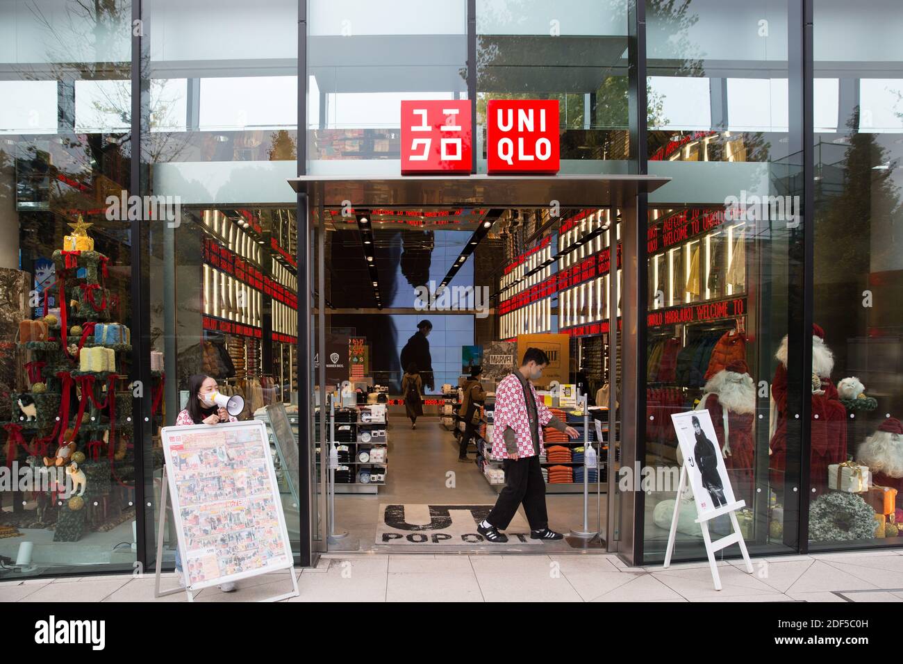 Tokyo, Japan. 3rd Dec, 2020. Uniqlo logo and store seen in Harajuku.  Credit: Stanislav Kogiku/SOPA Images/ZUMA Wire/Alamy Live News Stock Photo  - Alamy