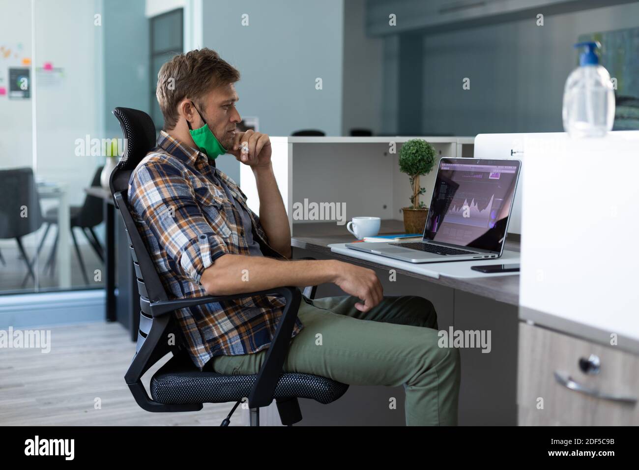 Office face mask hi-res stock photography and images - Alamy