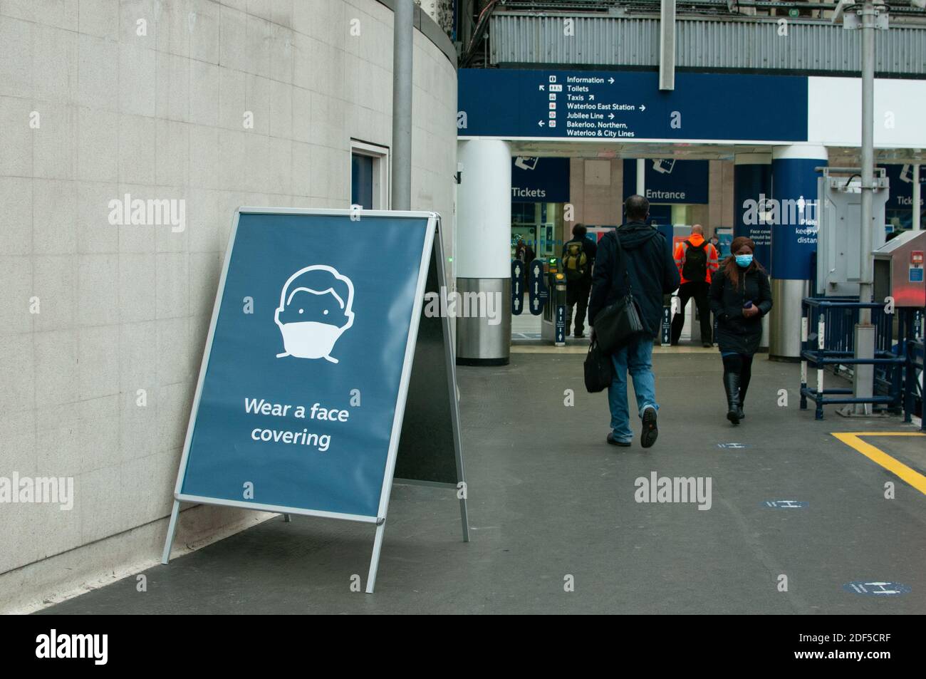 face mask sign at waterloo station Stock Photo