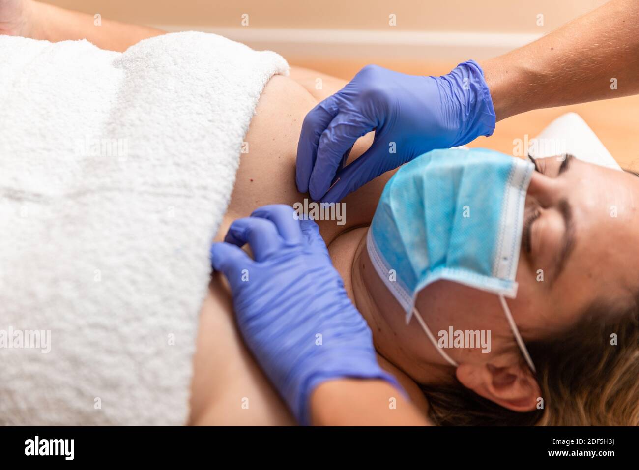 Woman touching another woman. Стоматолог держит в руках. To give smb the silent treatment. Камнеизгоняющая терапия. Give treatment.