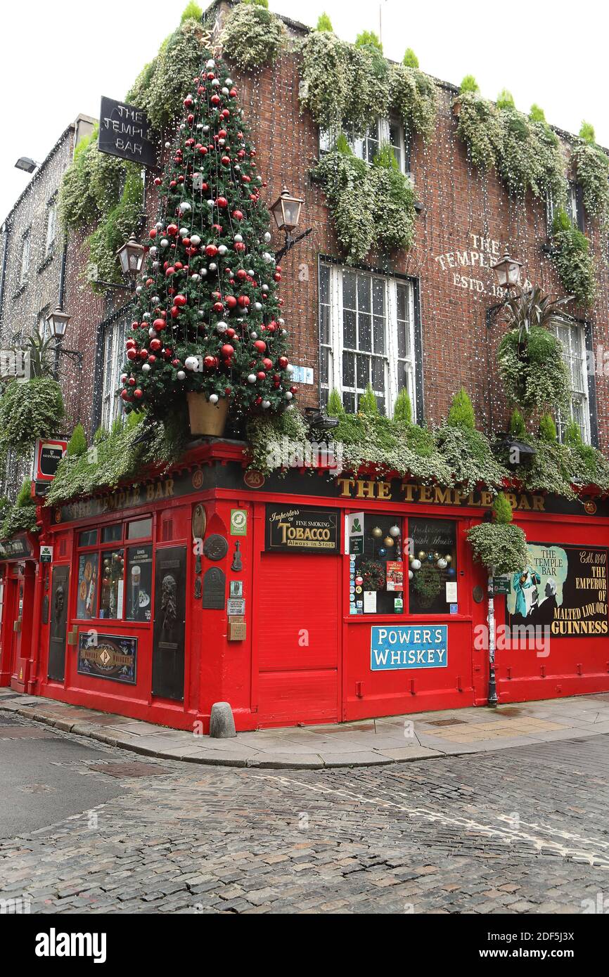 Dublins Temple Bar, deserted with closed bars due to Covid 19, 2020 Stock Photo