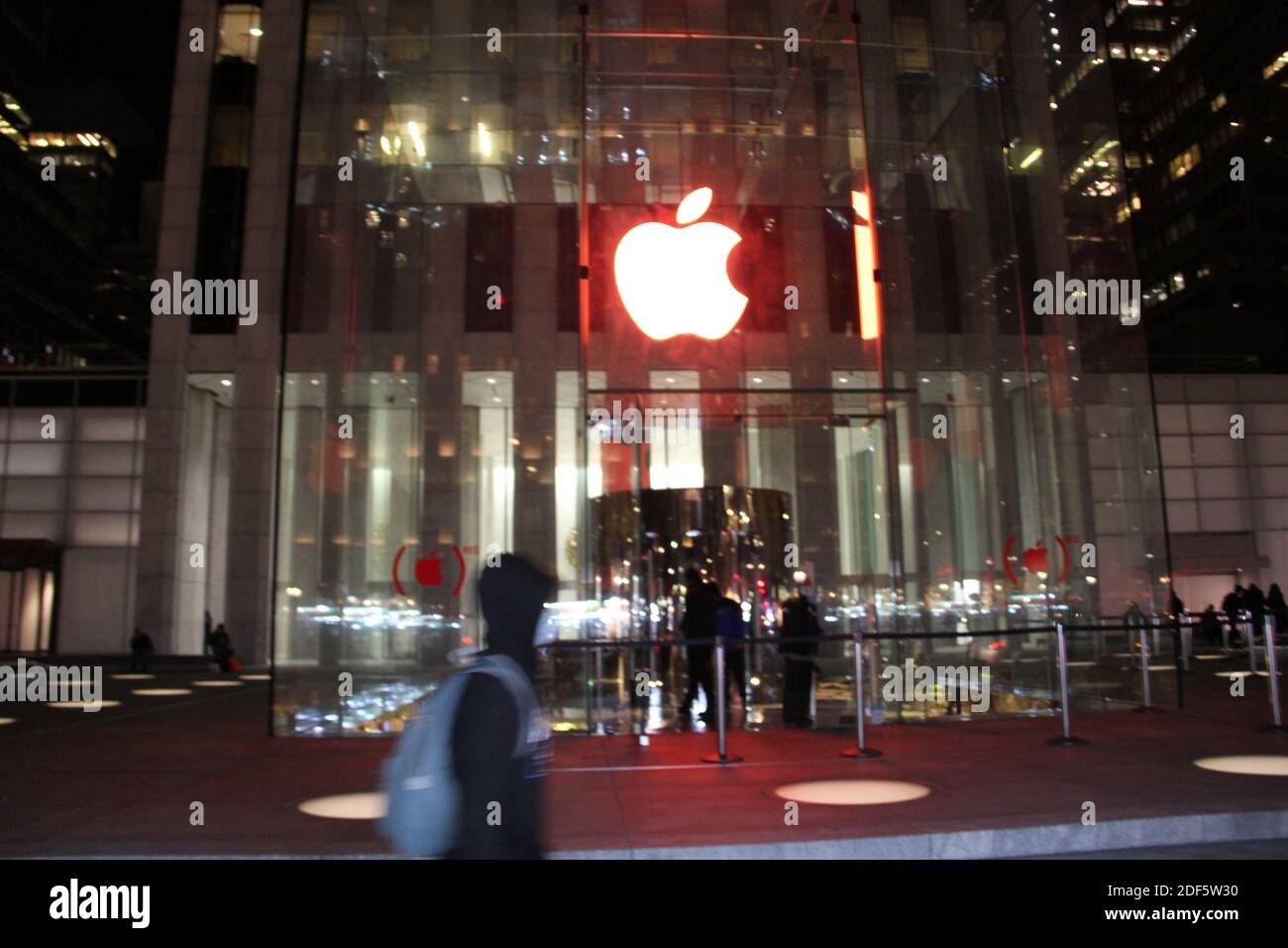 New York, USA. 3rd Dec, 2020. (NEW) Apple Store in Christmas spirit. December 2, 2020, New York, USA: The Apple Store on 5th Avenue lit up itÃ¢â‚¬â„¢s Apple logo in red color as it enters the Christmas holiday season. This is perhaps in line with the Christmas decorations of toys displayed on fifth Avenue to bring good tidings to New Yorkers who have been mostly affected by Covid-19 pandemic.Credit: Niyi Fote /Thenews2. Credit: Niyi Fote/TheNEWS2/ZUMA Wire/Alamy Live News Stock Photo