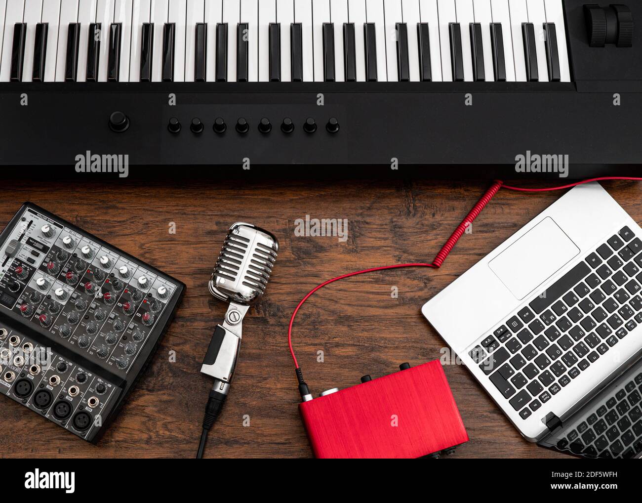 neus Onafhankelijk pastel Piano, laptop, microphone and sound card. Home record studio Stock Photo -  Alamy