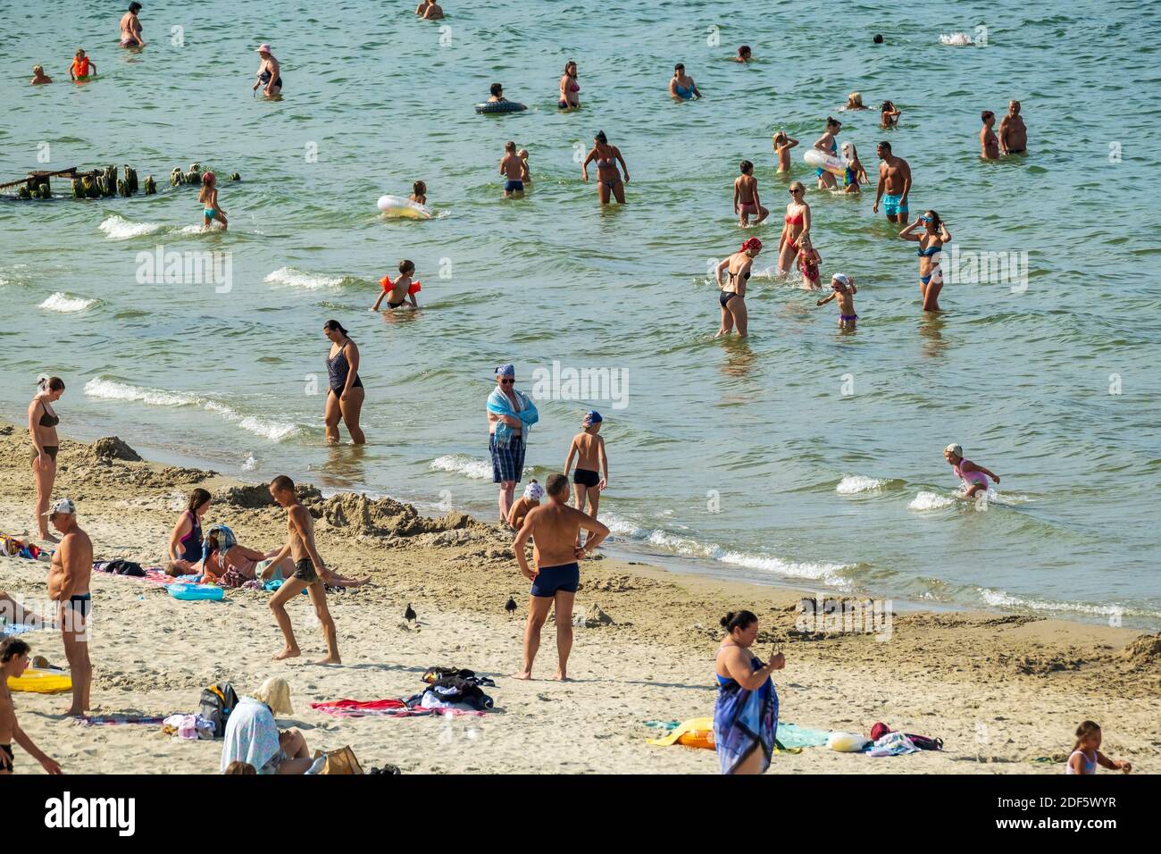 People relax on crowded hi-res stock photography and images - Alamy