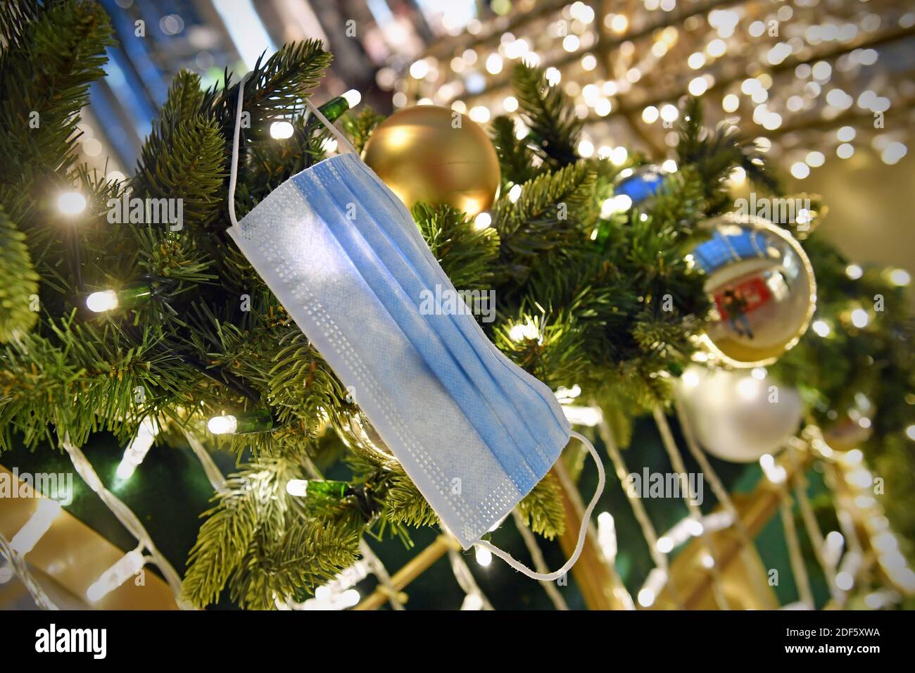 Prisoners in times of the coronavirus pandemic. Weihaftertlich decorated Riem arcades, Riem Arcades in Munich on December 2nd, 2020. A face mask, mask hangs on a Weihaftertsbaum, Christmas tree, Christmas tree decorations, pandemic, lockdown, shutdown, incidence value. | usage worldwide Stock Photo