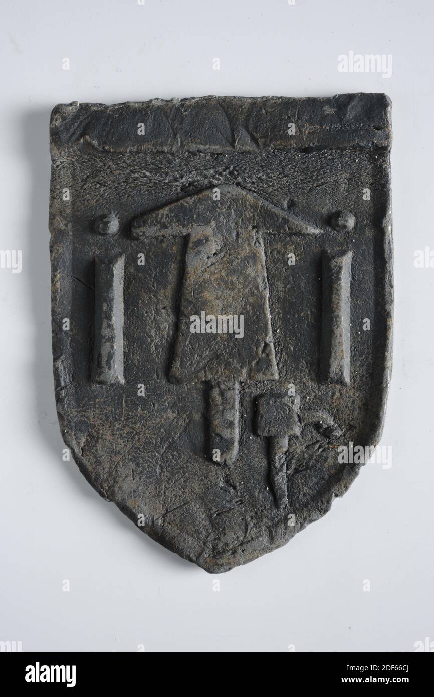 bracing lead, Anonymous, 1703, cast, General: 8.4 x 6 x 0.4cm (84 x 60 x 4mm), Bracing lead, used to cover the nail holes in the lead of the ridge of the roof to prevent watering. On the front of the shield-shaped lead, a slater hammer is depicted between the letters i and i. Below a suction pump, on the back the year 1703, 1916 Stock Photo