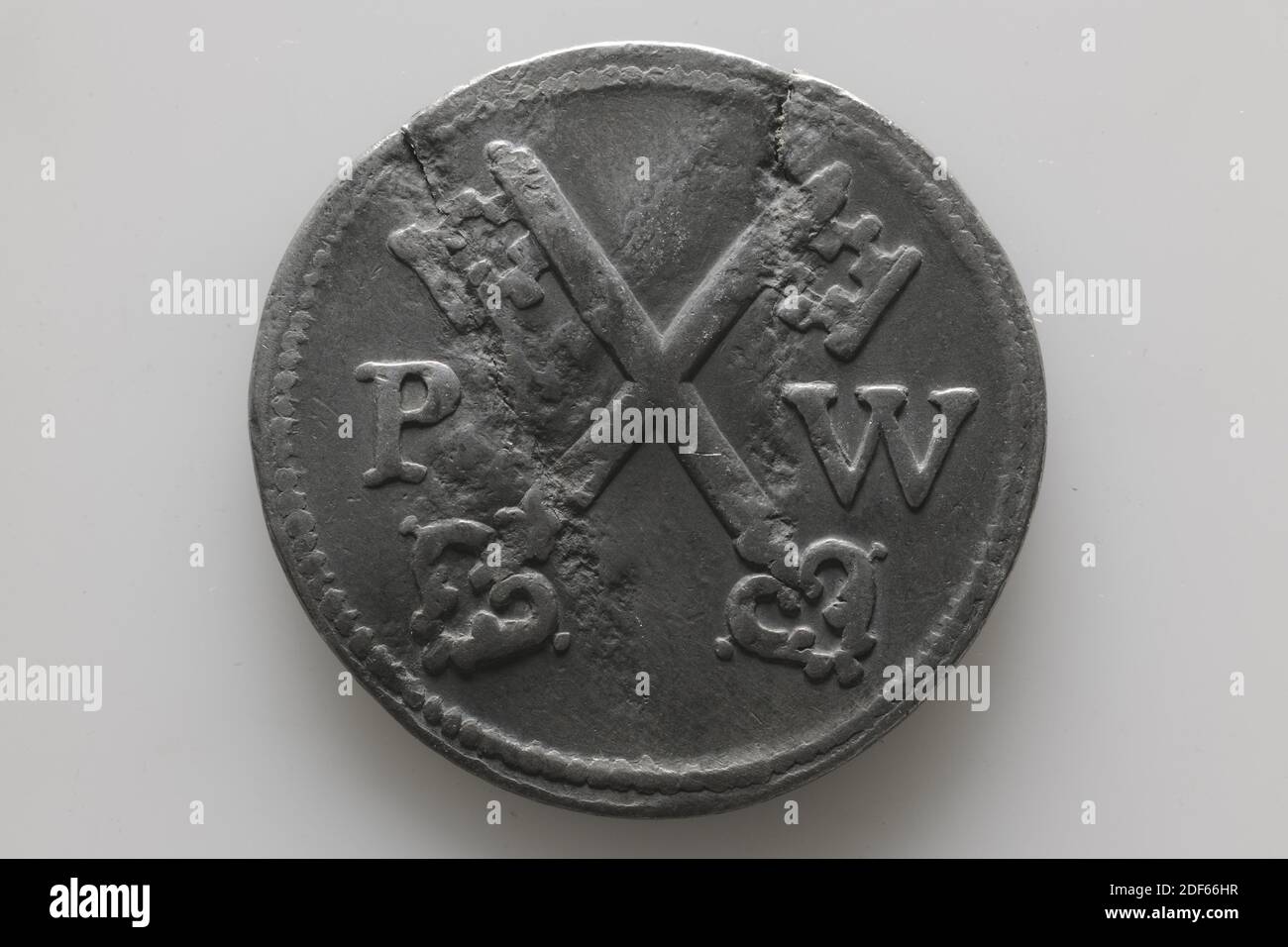 poor lead, Anonymous, 1758, struck, Round lead lead or peat lead, struck for the Walloon diaconia. On the front a peat house with the year 1758 in the cut-off. On the back the Leiden keys with on both sides a letter, P and W. At the intersection of the keys the number 89 is struck, General: 3.4 x 0.2cm (34 x 2mm), Weight: 14.2g Stock Photo