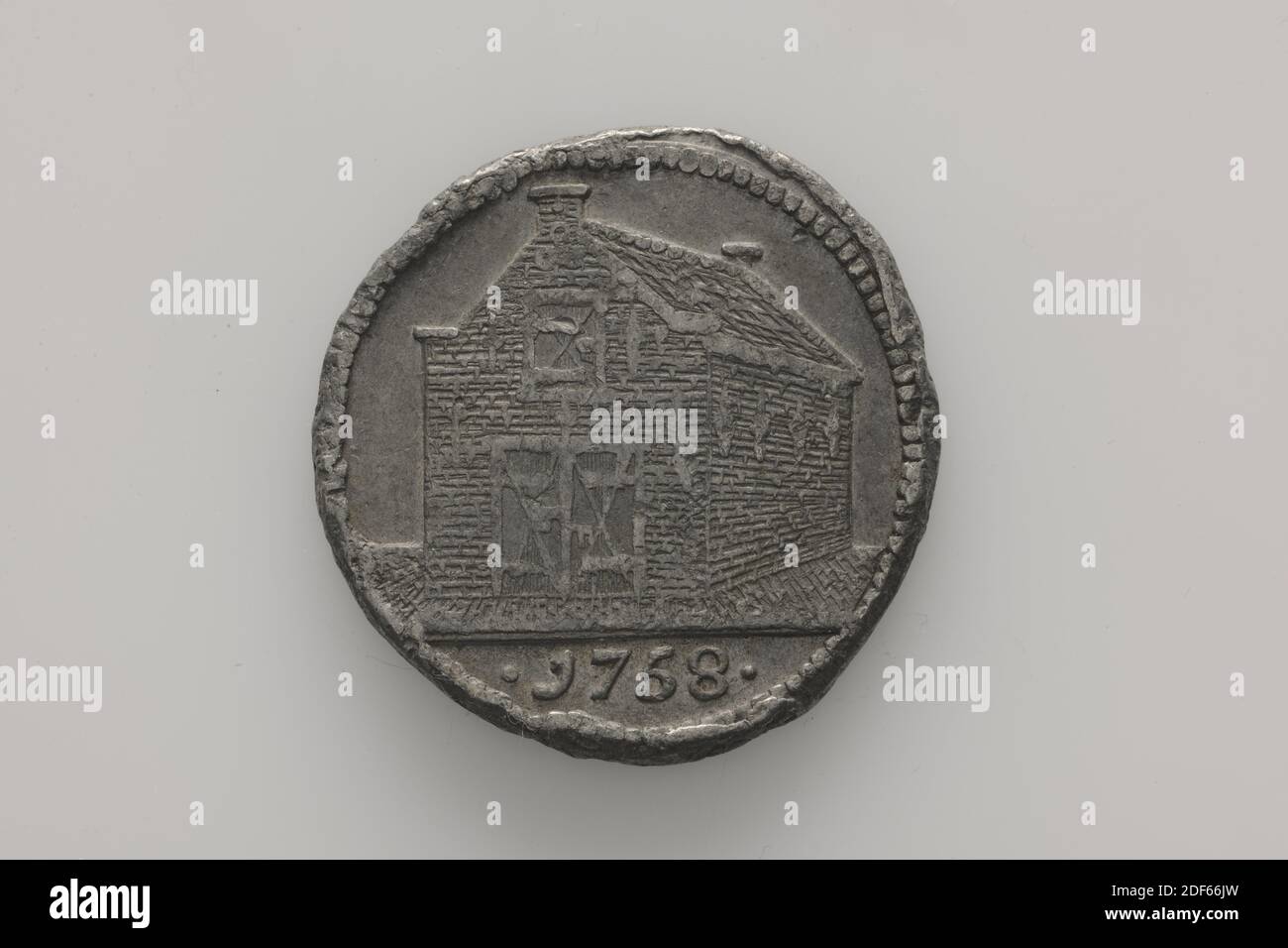 poor lead, Anonymous, 1758, struck, Round lead lead or peat lead, struck for the Walloon diaconia. On the front a peat house with the year 1758 in the cut-off. On the back the Leiden keys with on both sides a letter, P and W. At the intersection of the keys the number 89 is struck, General: 3.4 x 0.2cm (34 x 2mm), Weight: 14.2g Stock Photo