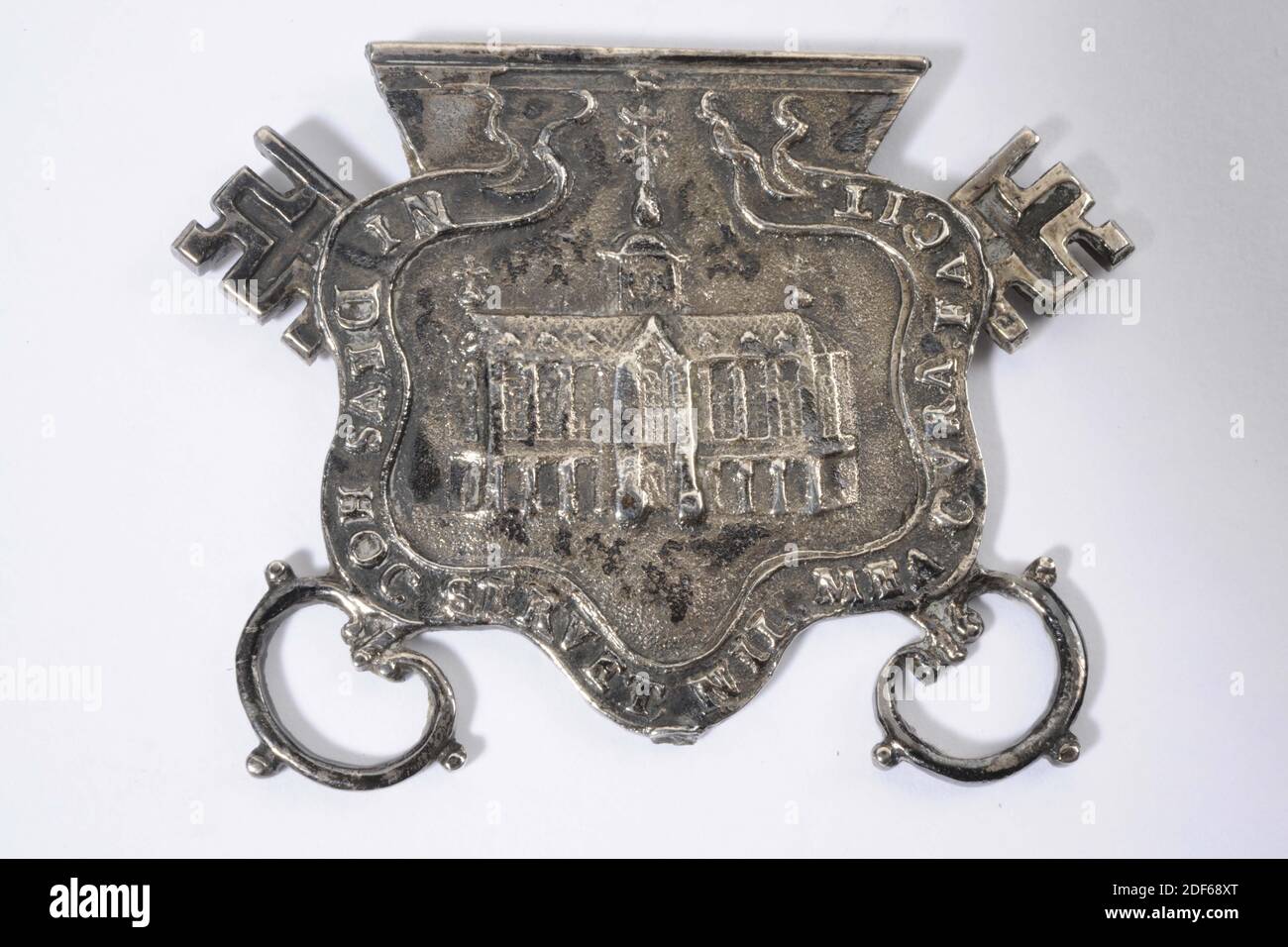 cleat, Anonymous, c. 1780, cast, General: 3.2 x 4.2 x 0.2cm (32 x 42 x 2mm), Clasp of a cast silver biblical lock depicting a cruciform basilica with celebration tower [presumably the Pieterskerk]. Around this performance is a ribbon or banderol with text: NI DEUS HOC SERVET NIL MEA CURA FACIT. Behind this two crossed keys, of which only the handle and the beard are visible. Unnoticed, church, key Stock Photo