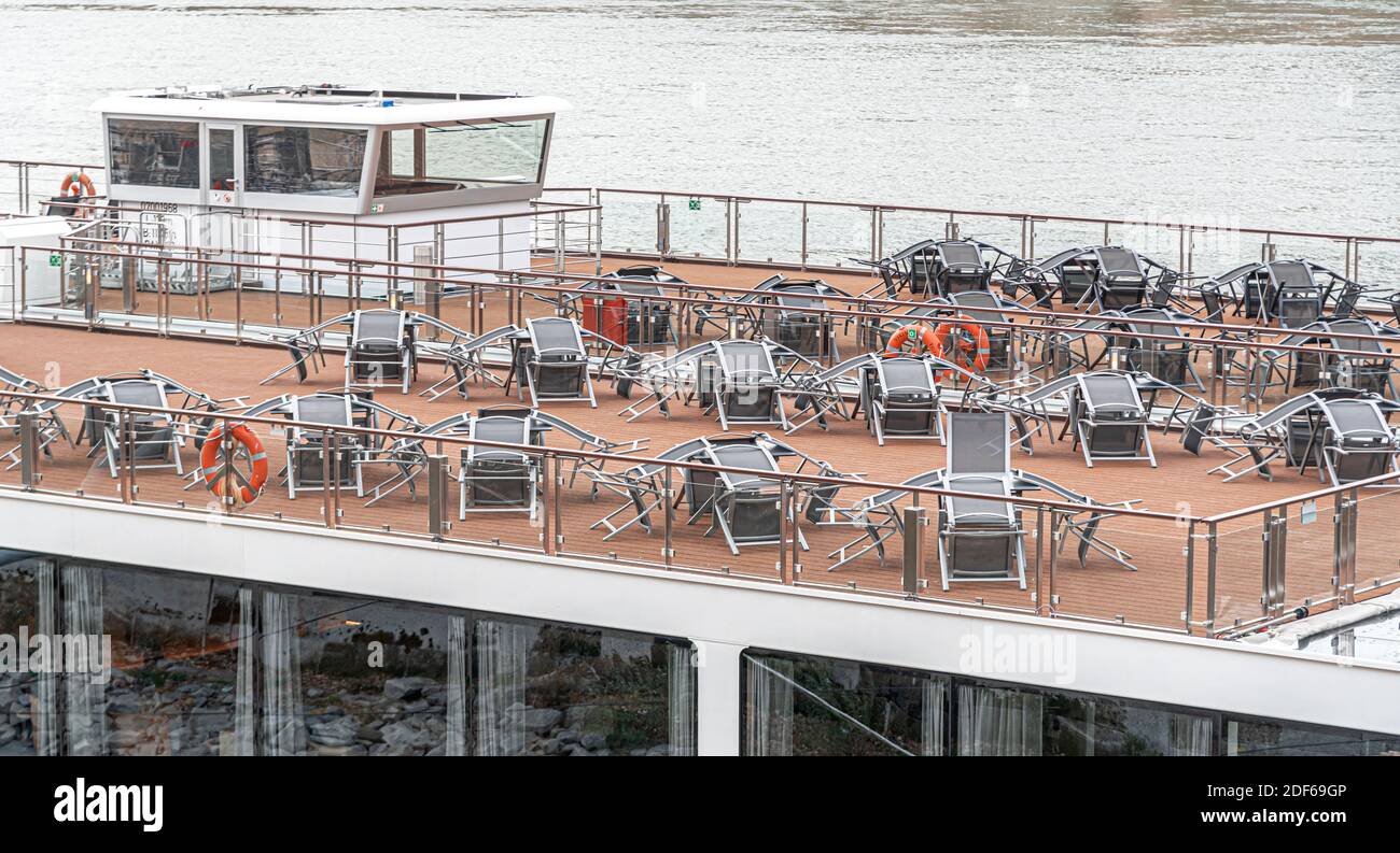 Promenade deck chairs ship hi-res stock photography and images - Alamy
