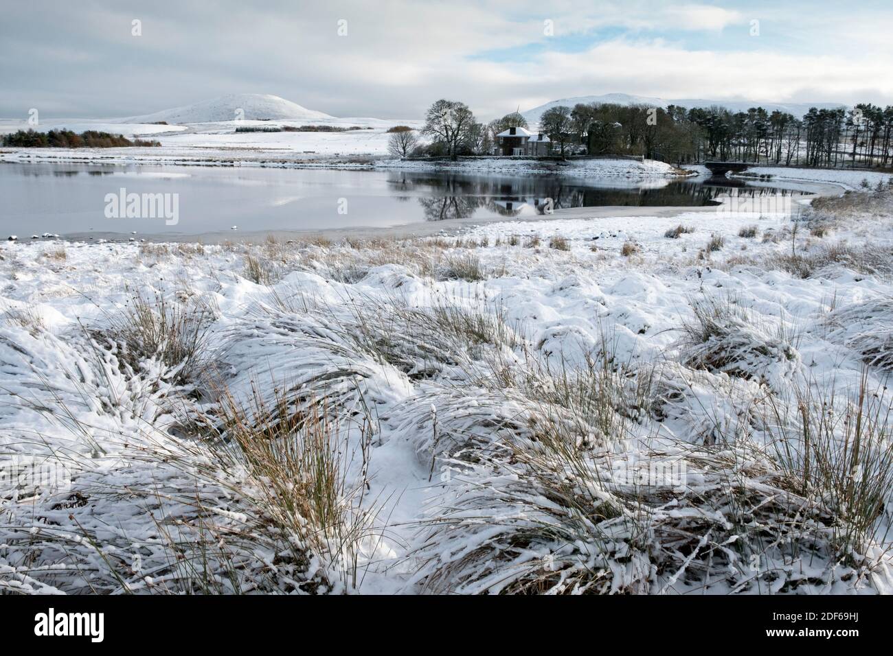 West Lothian, Scotland. 3rd Dec 2020. UK Weather: Snow scene near Haperrig Reservoir,  West Lothian, Scotland, UK. 3rd December, 2020.    Credit: Ian Rutherford/Alamy Live News. Stock Photo