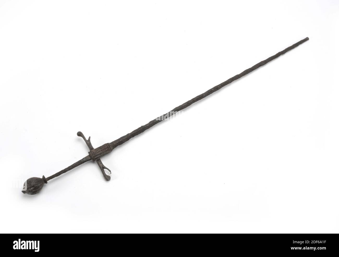Epee, Anonymous, 17th century, forged, General: 61.3 x 10.5 x 3cm 613 x 105 x 30mm, Dough with hilt and forged iron guard. On the hilt a large, round hilt button. On both sides a double guardrail, 1892 Stock Photo