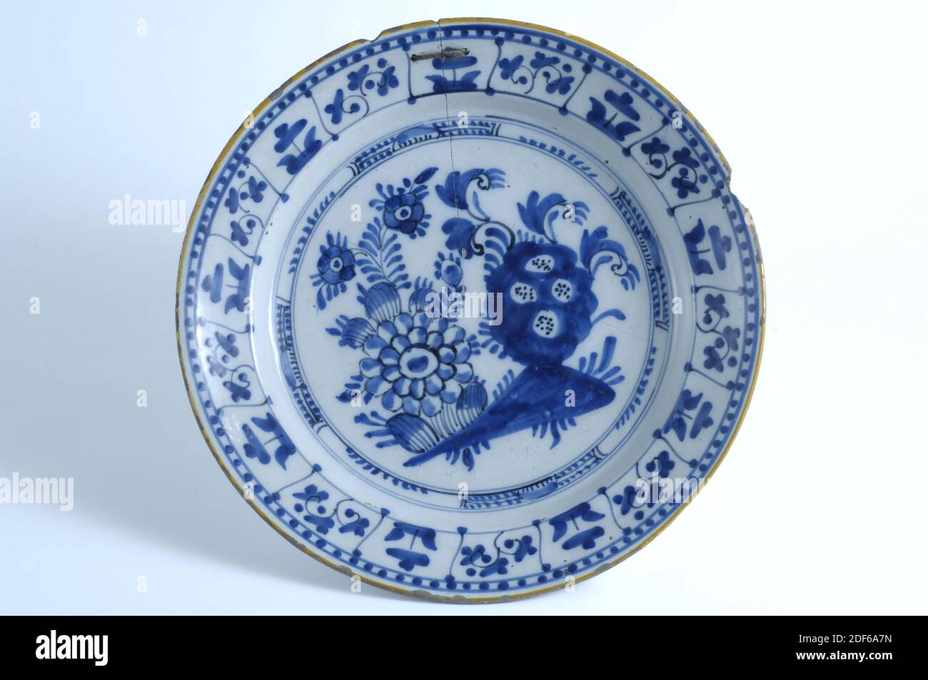 saucer, Anonymous, 17th century, tin glaze, earthenware, General: 6 x 34.8cm 60 x 348mm, flower, Delft blue saucer. Oriental decorated with a flower decoration, 1882 Stock Photo