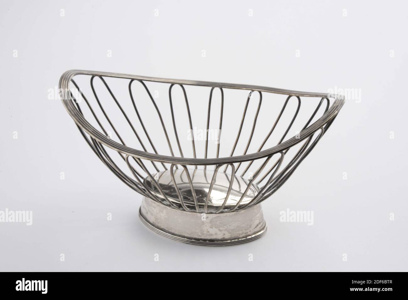 bonbon basket, N. van Voorst, 1815, cut-away, General: 6.4 x 11.6 x 7.4cm (64 x 116 x 74mm), Bar-shaped silver bonbon basket on an oval base. The basket is openwork with loop-shaped bars, which are soldered on the top edge. A fillet edge is applied to the top edge. The inside of the foot has an engraved decoration in the form of twigs. The foot is soldered and finished with a fillet edge. Marked on the bottom, 1975 Stock Photo
