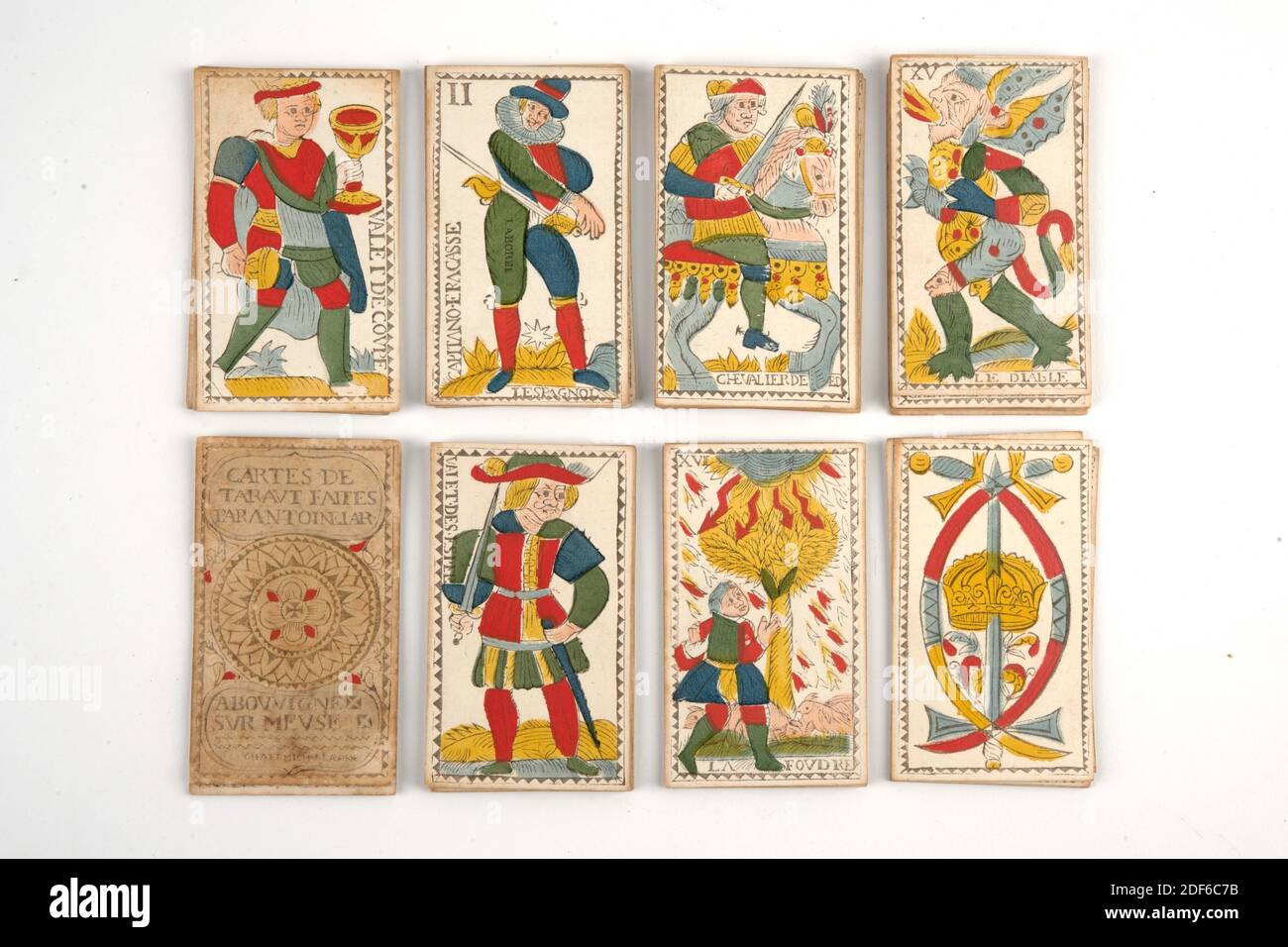playing cards, Antoine Iar, first half 18th century, Front card, top: Antoine Iar, General: 6.8 x 11.6cm (68 x 116mm), Playing cards tarot of paper with engraved and colored scenes. The game consists of four series 1-10 with valet, chevalier, reine and roy. The series are deniez, coupe, espee and baston. Italian type. On the front card: Cartes de Taraut faites par Antoine Iar, underneath ornament, below a Bouvigne sur Meuse, below [MI] CHAEL MICH I LA BORNE, 1901 Stock Photo