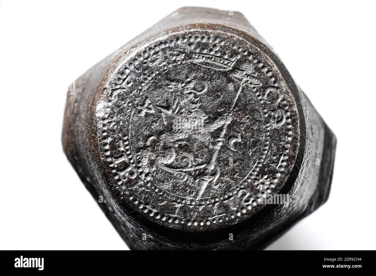 Anonymous, 1574, General: 7.8 x 4.4cm (78 x 44mm), Stamp face diameter: 3.1cm (31mm), Iron stamp for striking the obverse of an emergency coin from the siege of Leiden, 1574. On the stamp surface depicts a standing lion under a crown with a lance in the claws with a freedom hat. Surrounded by two mirror edges, the circular PUGNO PRO PATRIA, city coat of arms, lion Stock Photo