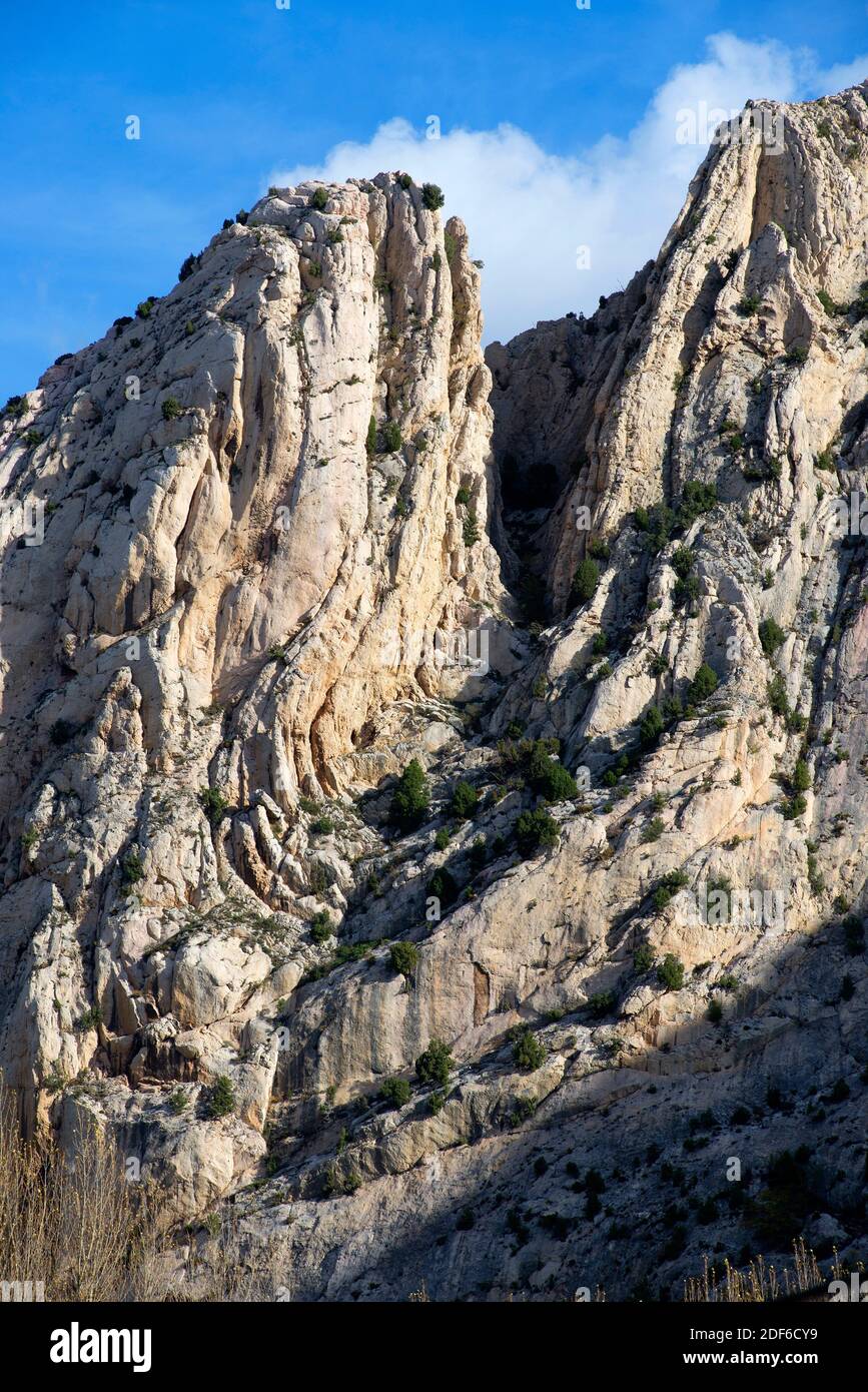 Synclinal fold in Aliaga Geopark. This Geopark is an exceptional geological place. Maeztrazgo, Teruel, Aragon, Spain. Stock Photo