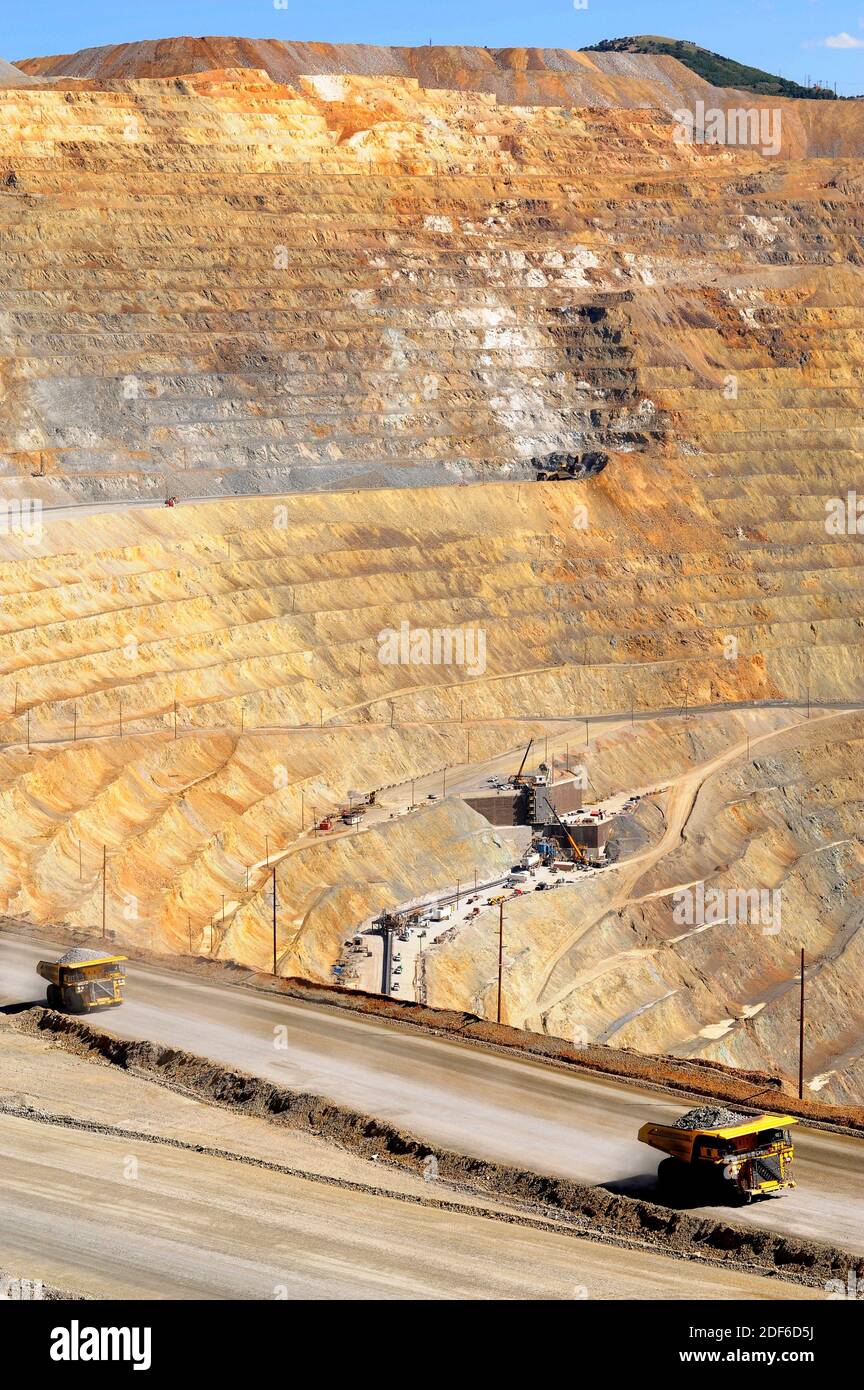 Bingham Canyon Copper Mine or Kennecott Copper Mine, is the largest man-made excavation in the world. Oquirrh Mountains, Salt Lake City, Utah, USA. Stock Photo