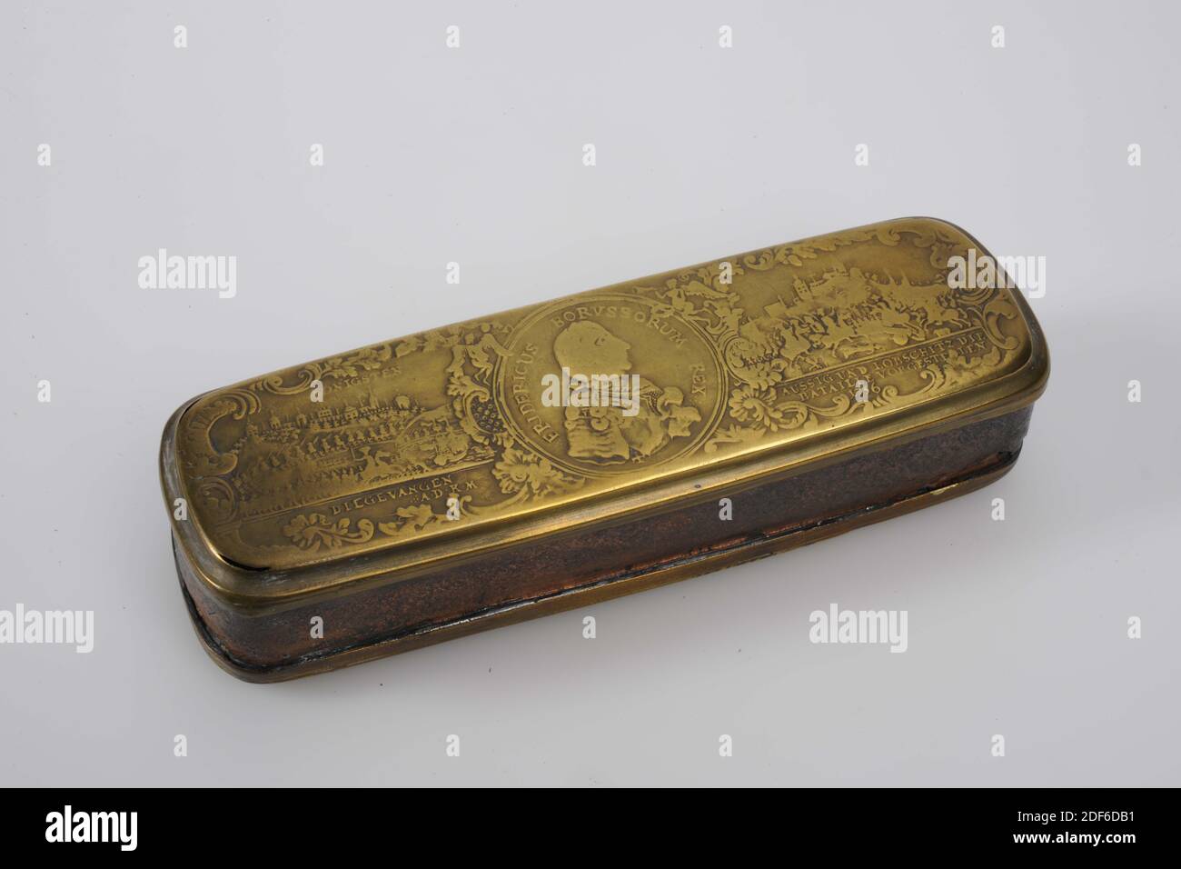tobacco box, Anonymous, 18th century, General: 3.4 x 15.2 x 5cm (34 x 152 x 50mm), man's portrait, battle, fortress, Copper tobacco box, oblong in shape with rounded corners. The lid closes with a hinge on the long side. The lid and bottom are yellow in color. The side wall at the front is red in color. The back gray. On the top a bust of Frederick of Prussia in medallion with the edge lettering: FREDERICUS BORUSSORUM REX. On the left the fortress Königstein, on the right a battle. Below: THOSE CAUGHT AUSSIG UND LOBSCHITZ DIE BATAILLE VORGE ... AND A.D.K.M. 1756. Bottom: In the middle Poseidon Stock Photo