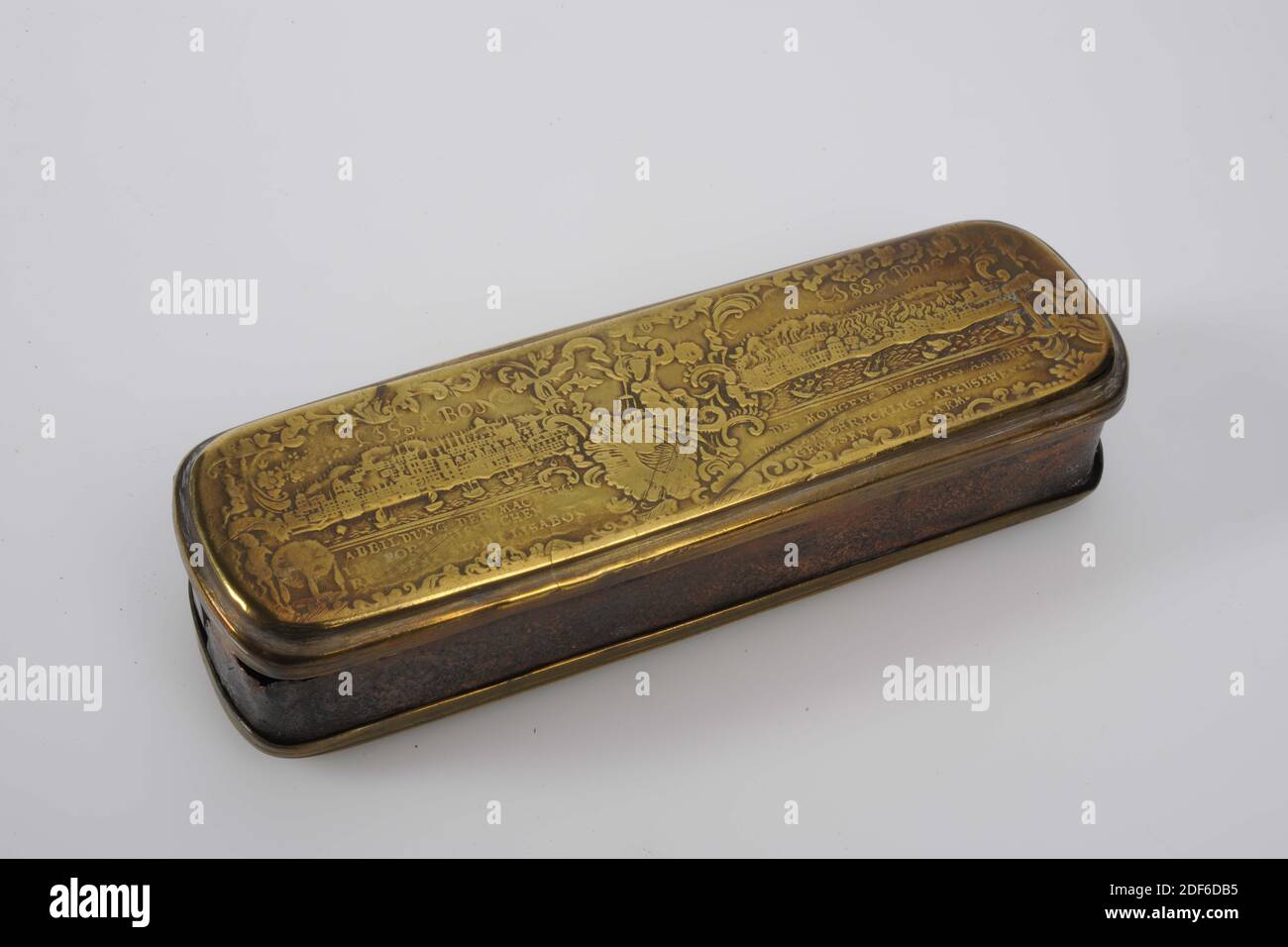 tobacco box, Anonymous, 18th century, General: 3.4 x 15.2 x 5cm (34 x 152 x 50mm), man's portrait, battle, fortress, Copper tobacco box, oblong in shape with rounded corners. The lid closes with a hinge on the long side. The lid and bottom are yellow in color. The side wall at the front is red in color. The back gray. On the top a bust of Frederick of Prussia in medallion with the edge lettering: FREDERICUS BORUSSORUM REX. On the left the fortress Königstein, on the right a battle. Below: THOSE CAUGHT AUSSIG UND LOBSCHITZ DIE BATAILLE VORGE ... AND A.D.K.M. 1756. Bottom: In the middle Poseidon Stock Photo