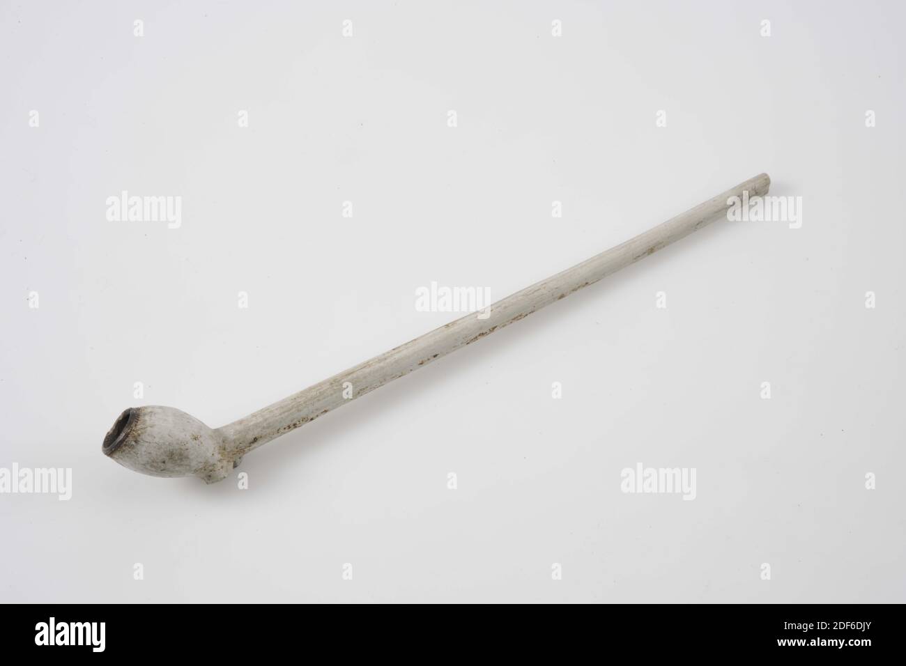 pipe (smoking equipment), Unknown, 1630-1635, Tobacco pipe of white pipe clay with a short stem. Marked, General: 2.7 x 1.6 x 8.5cm (27 x 16 x 85mm Stock Photo