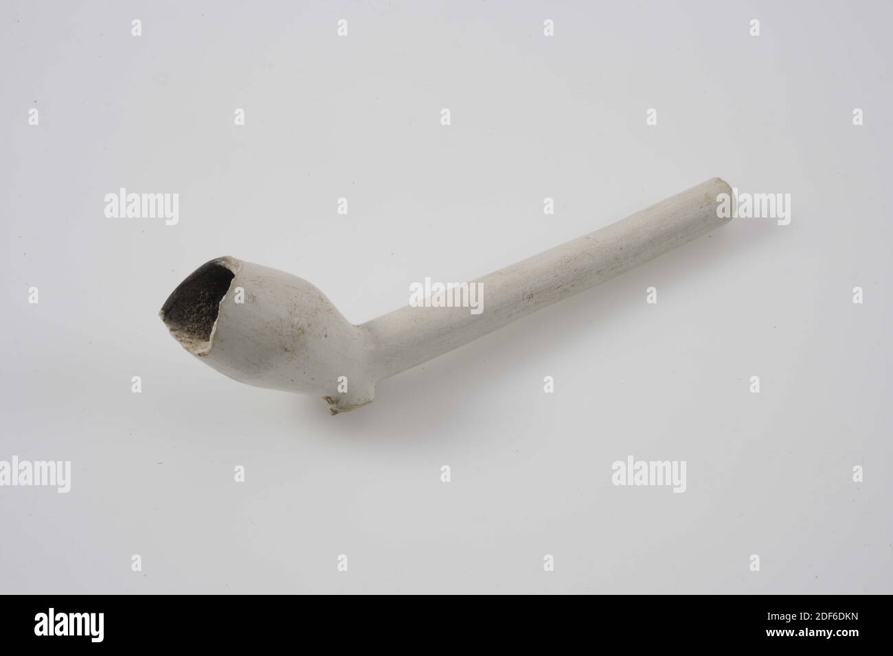 pipe (smoking equipment), Unknown, 1630-1635, Tobacco pipe of white pipe clay with a short stem. Marked, General: 2.7 x 1.6 x 8.5cm (27 x 16 x 85mm Stock Photo