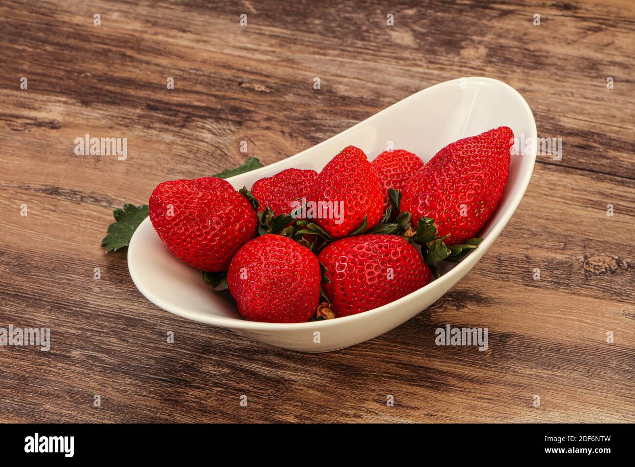 Ripe sweet strawberry in the bowl with leaf Stock Photo - Alamy