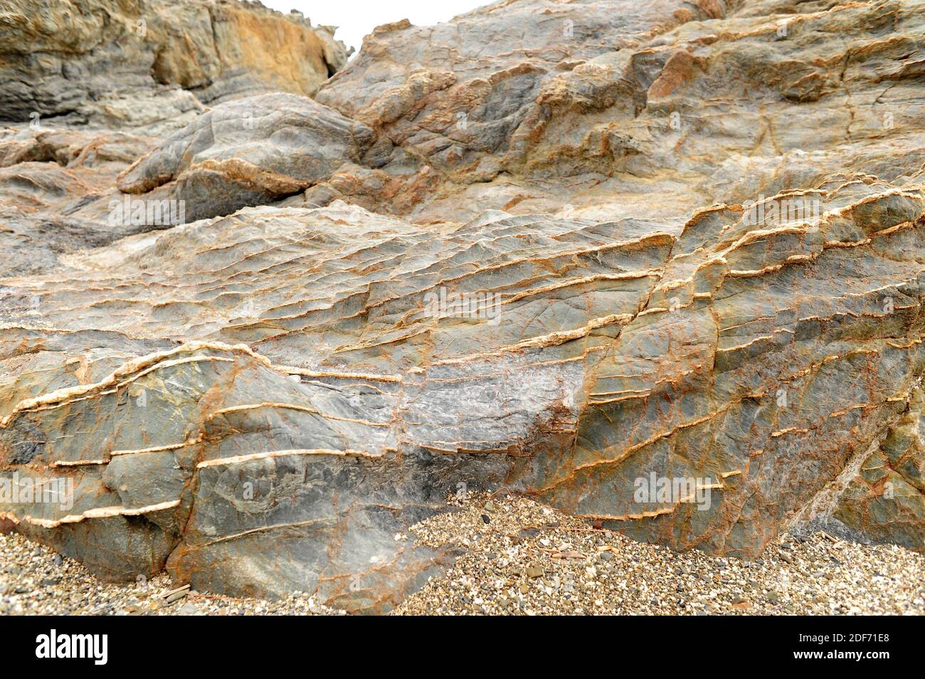 Quartz reefs break thorugh schist and microfaults. This photo was taken