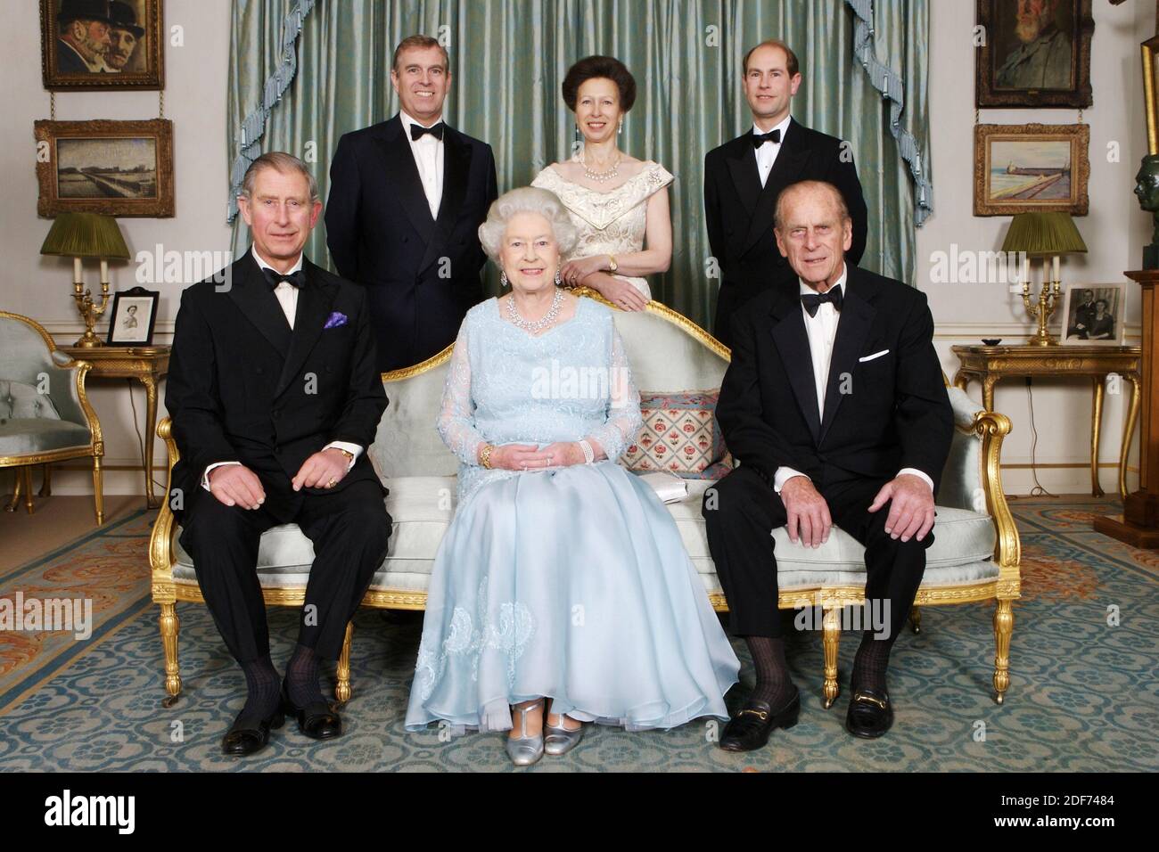 HM The Queen and HRH The Duke of Edinburgh and close family members at photo session by Tim Graham for Diamond Wedding Anniversary celebration in 2007 Stock Photo