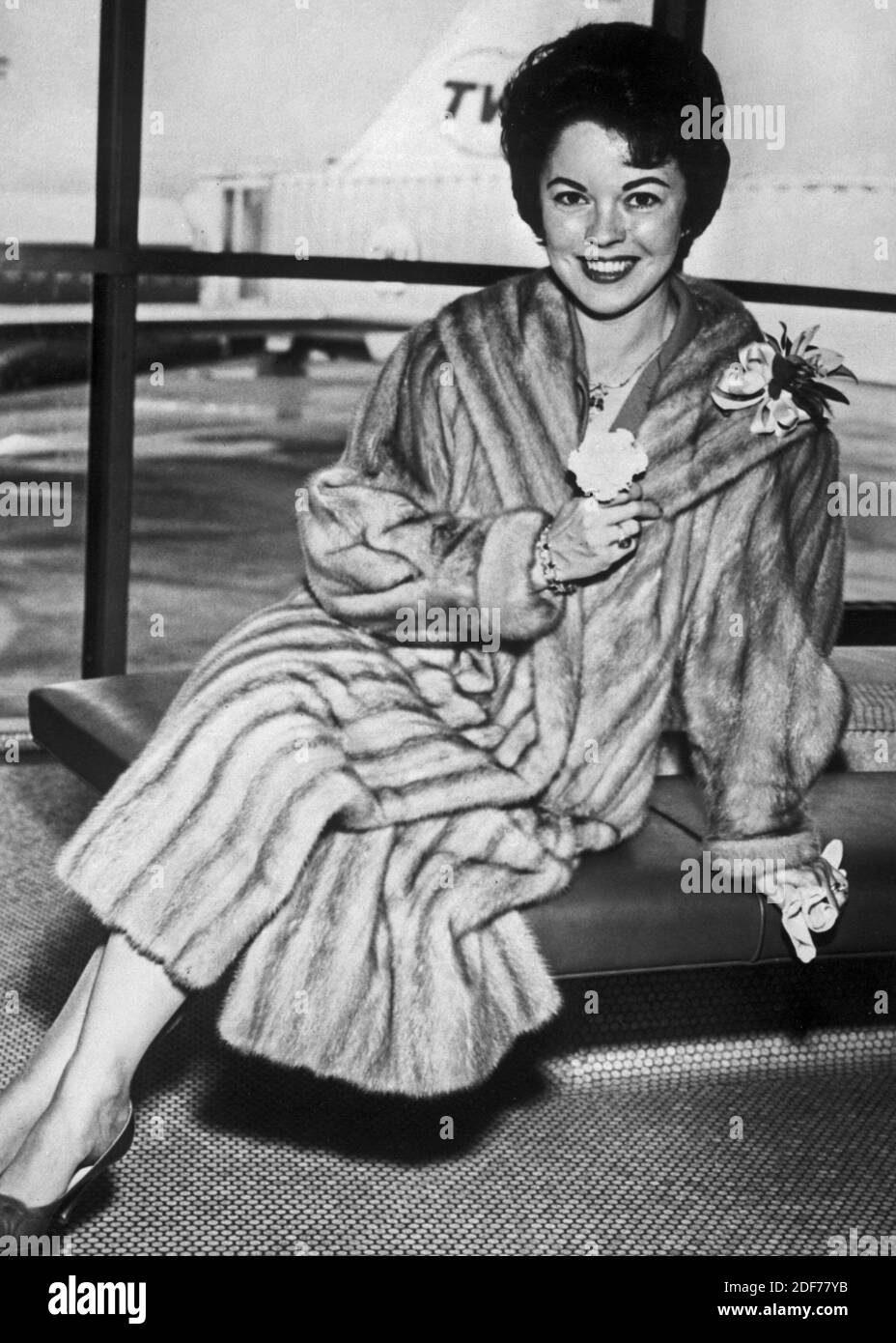 Shirley Temple in an airport in 1963 --- L'ex attrice Shirley Temple (Shirley Jane Temple Black) in aeroporto, 1963. Stock Photo