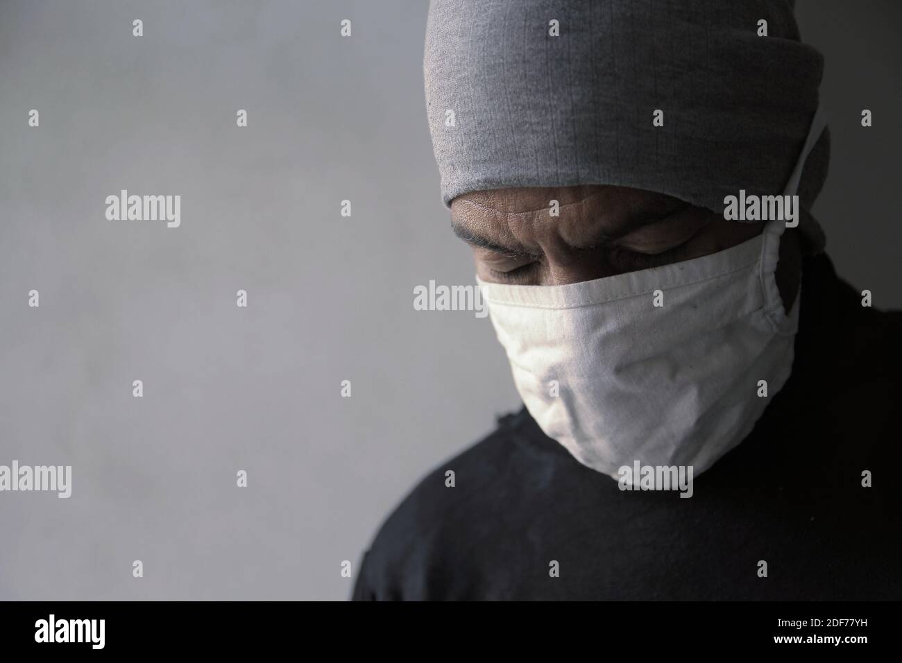 Black men wearing masks hi-res stock photography and images - Alamy