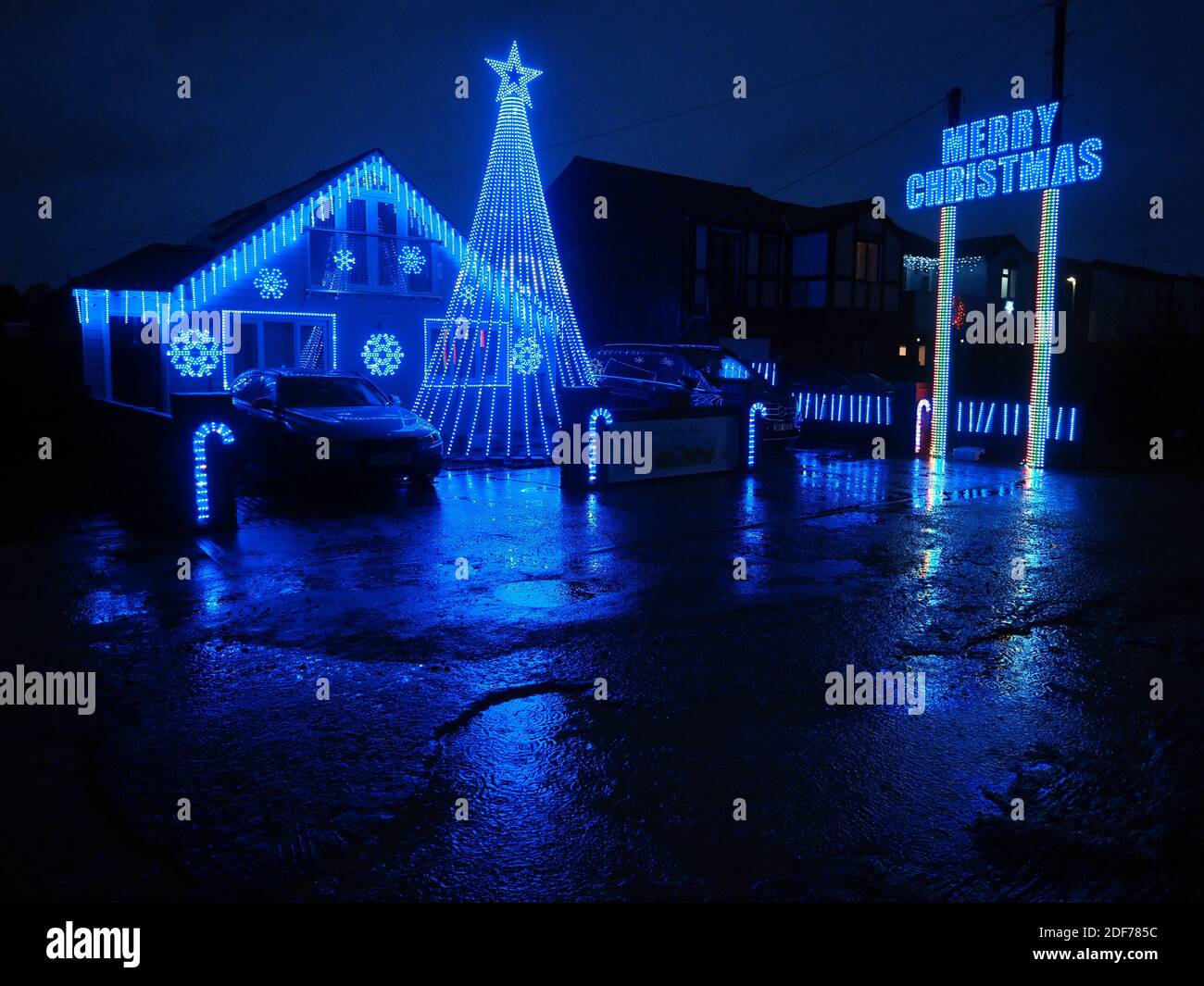 Warden Bay, Kent, UK. 3rd December, 2020. A stunning Christmas Lights