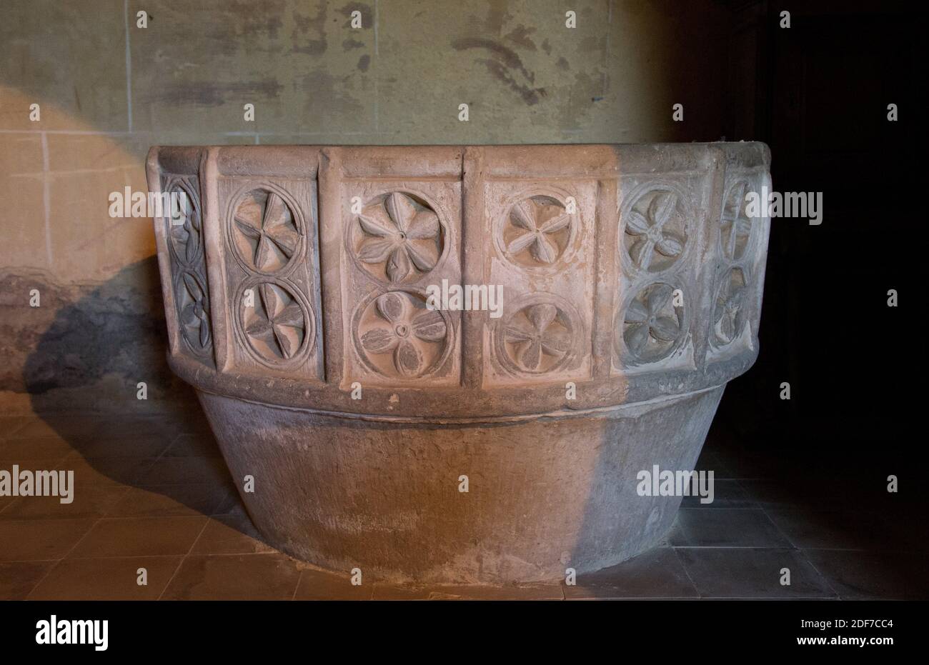 Villavega de Aguilar, San Juan Bautista church, romanesque 12-13th centuries. Baptismal font. Aguilar de Campoo municipality, Montaña Palentina, Stock Photo