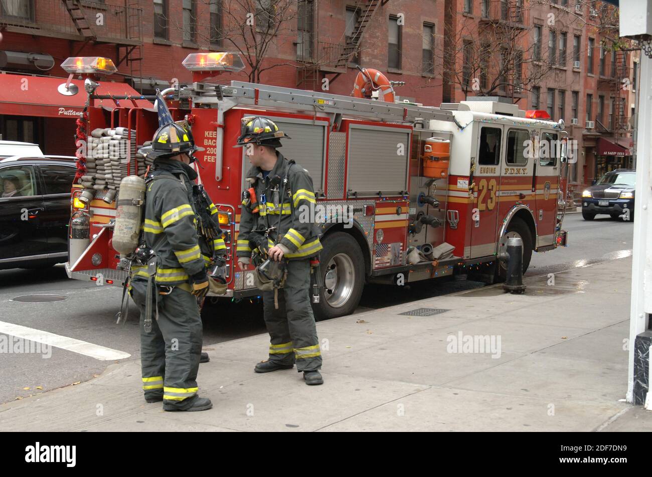 Fdny fire truck emergency hi-res stock photography and images - Alamy