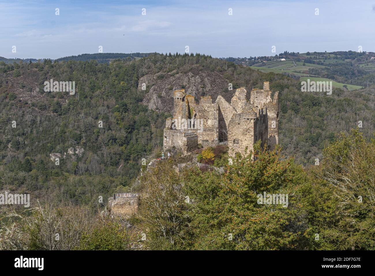 France, Puy de Dome, Saint Remy de Blot, Chateau Rocher, 12th century fortress overlooking the gorges of the Sioule (aerial view) Stock Photo