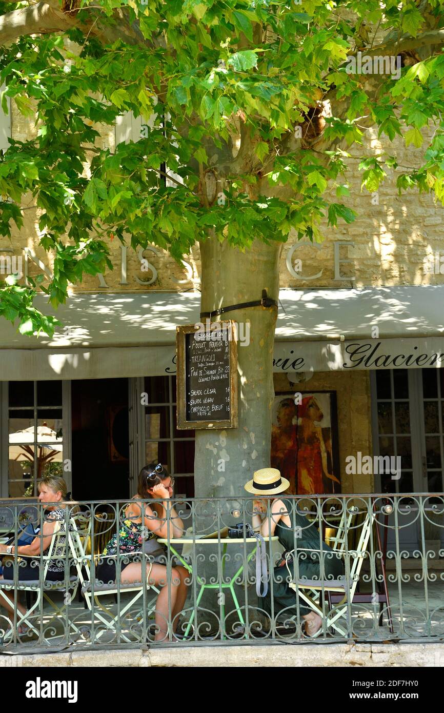 France, Vaucluse, regional natural reserve of Luberon, Gordes, certified the Most beautiful Villages of France, Genty Pantaly square Stock Photo